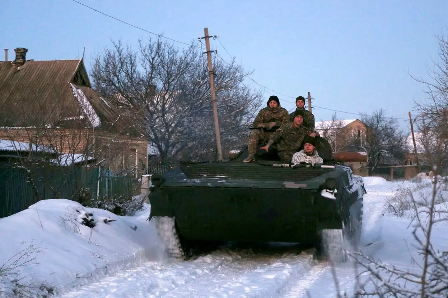 Ukrainske soldater på en pansret mandskabsvogn (APC) i byen Mariinka i Donetsk-regionen på frontlinjen mellem prorussiske separatister og Ukraine. 18. januar 2019. Den frosne konflikt holder beboerne i et jerngreb af fattigdom.