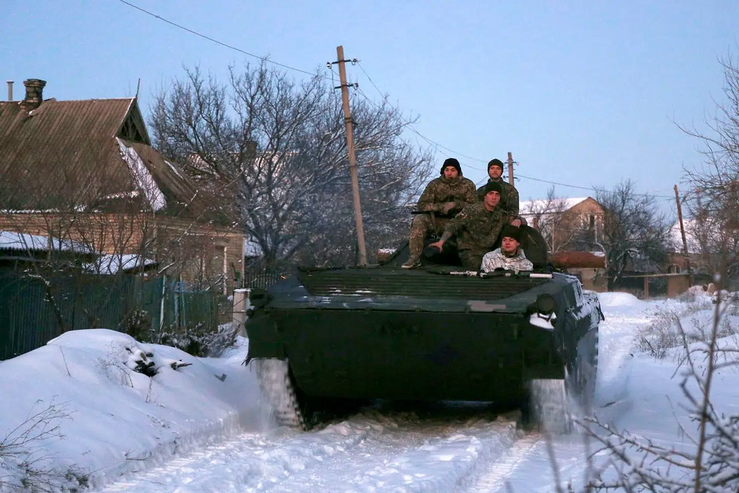 Ukrainske soldater på en pansret mandskabsvogn (APC) i byen Mariinka i Donetsk-regionen på frontlinjen mellem prorussiske separatister og Ukraine. 18. januar 2019. Den frosne konflikt holder beboerne i et jerngreb af fattigdom.