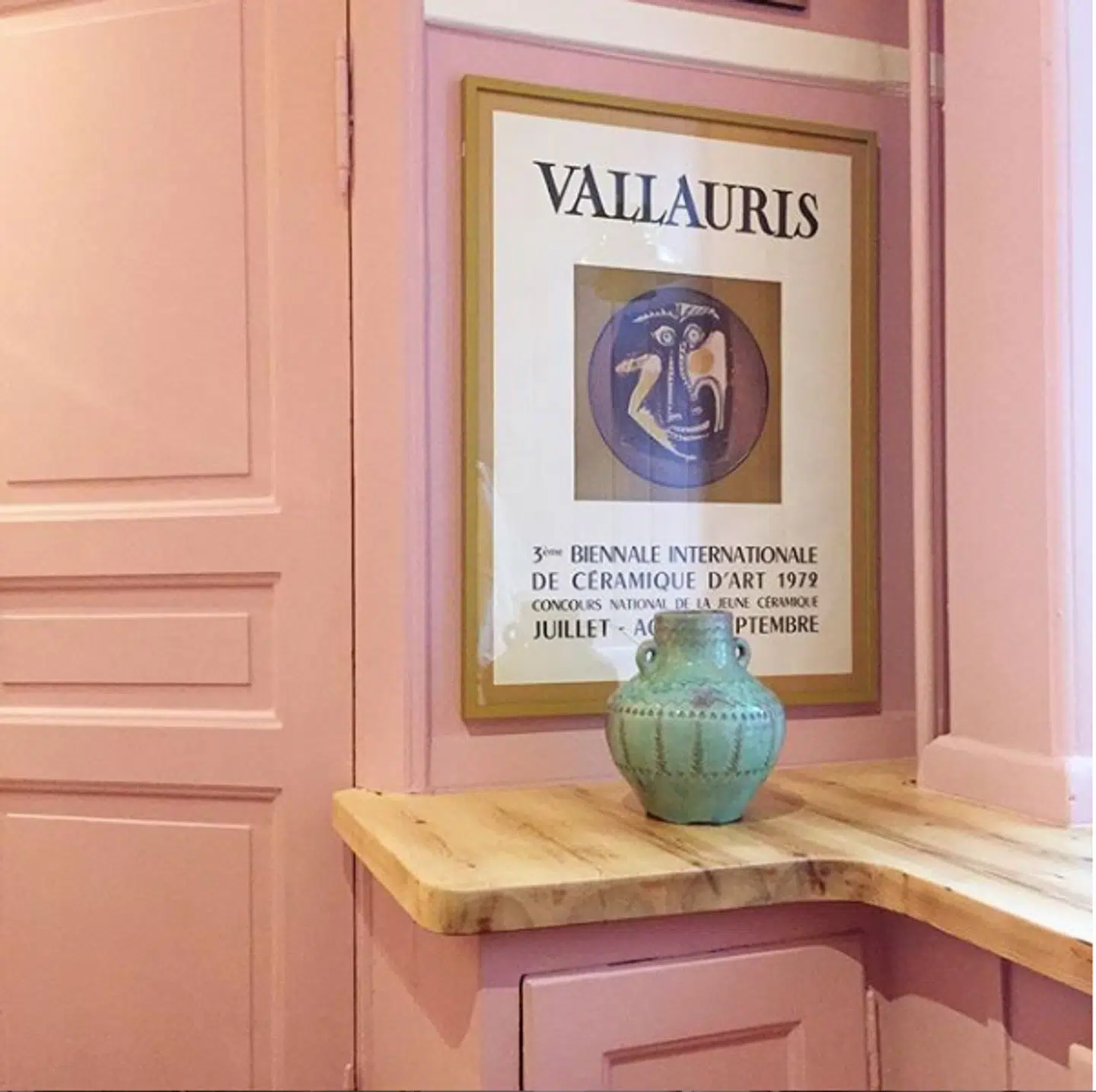 En fin farve kan være en smuk baggrund for kunsten som her i Bendtsens køkken.