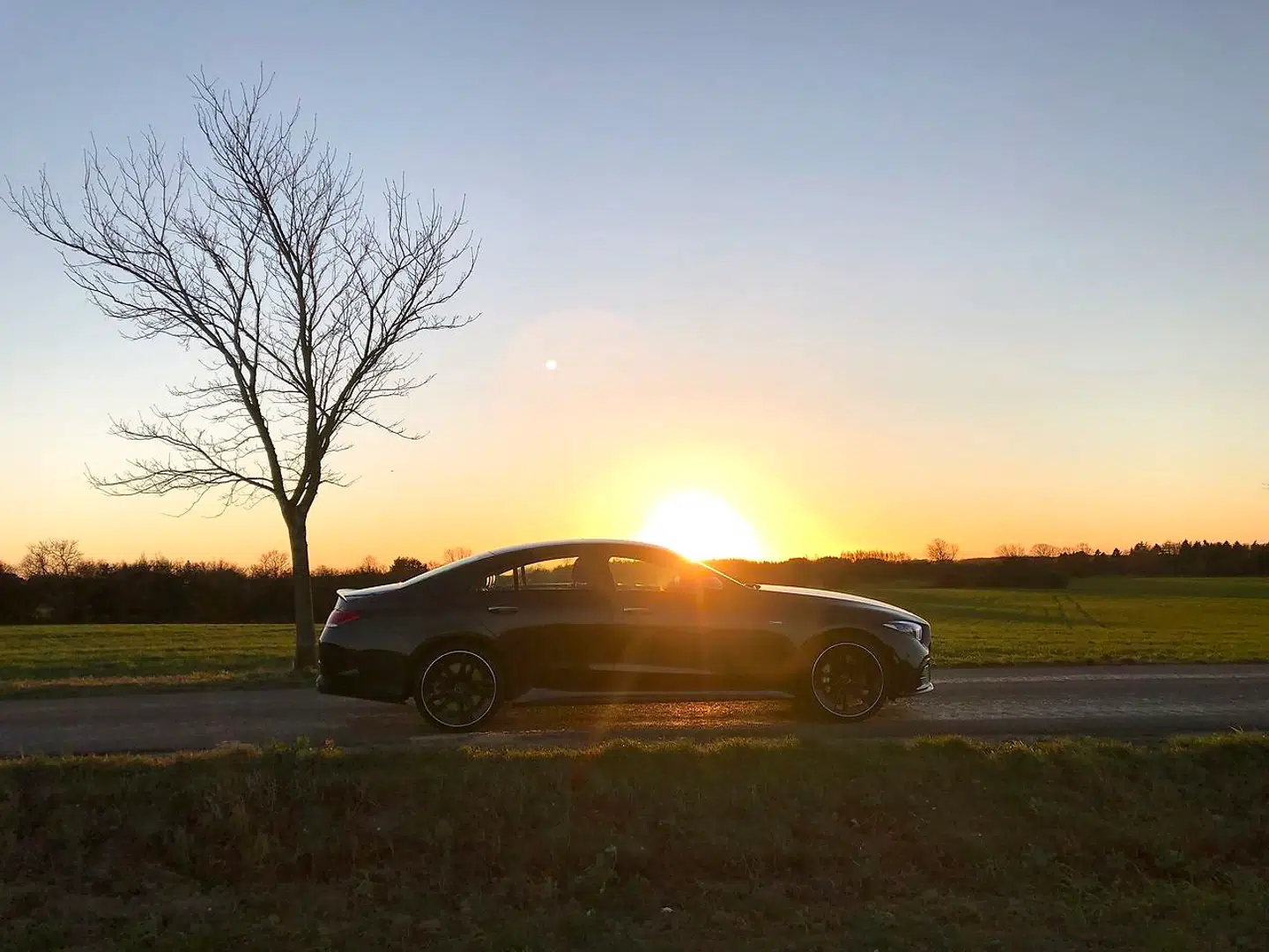 Den første CLS fra 2004 introducerede det, som onde tunger kaldte banan-formen, og seneste generation holder fast i det firedørs coupé-design. Men det er mindre kompromisløst og opsigtsvækkende end første generation af CLS var det.