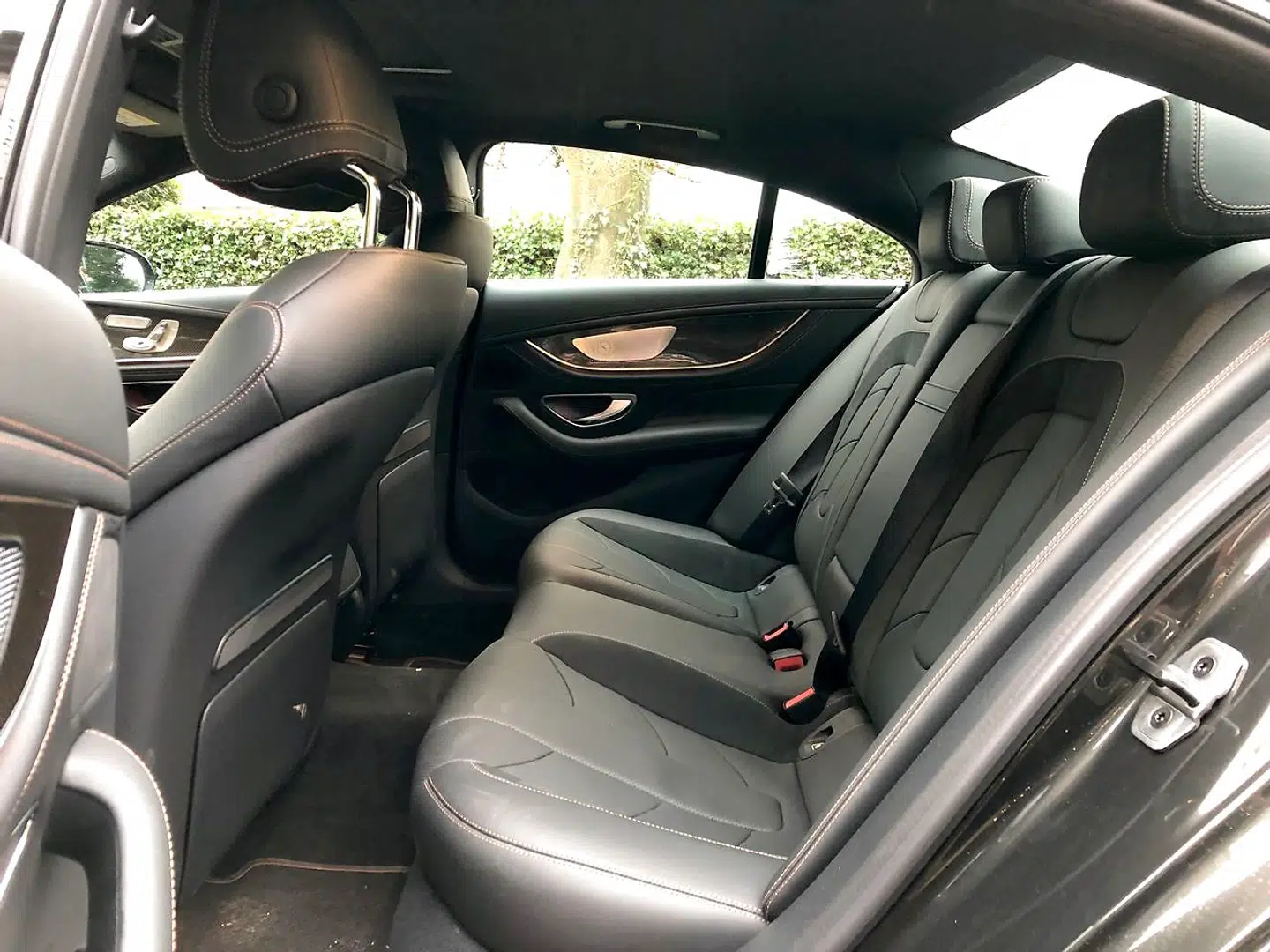 Bagsædet har tre seler, men skal du sidde i midten, skal du ikke have meget bredere hofter end et balletbarn.