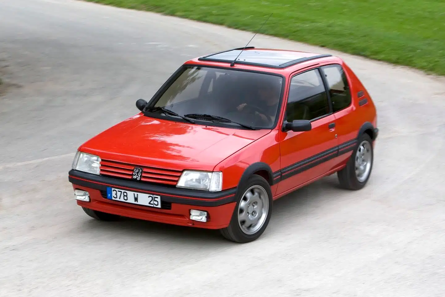 »Peugeot 205 GTI er en af de sjoveste og mest velkørende biler, der nogensinde er produceret,« siger PEter Clausen, redaktionschef på Motor Classic.