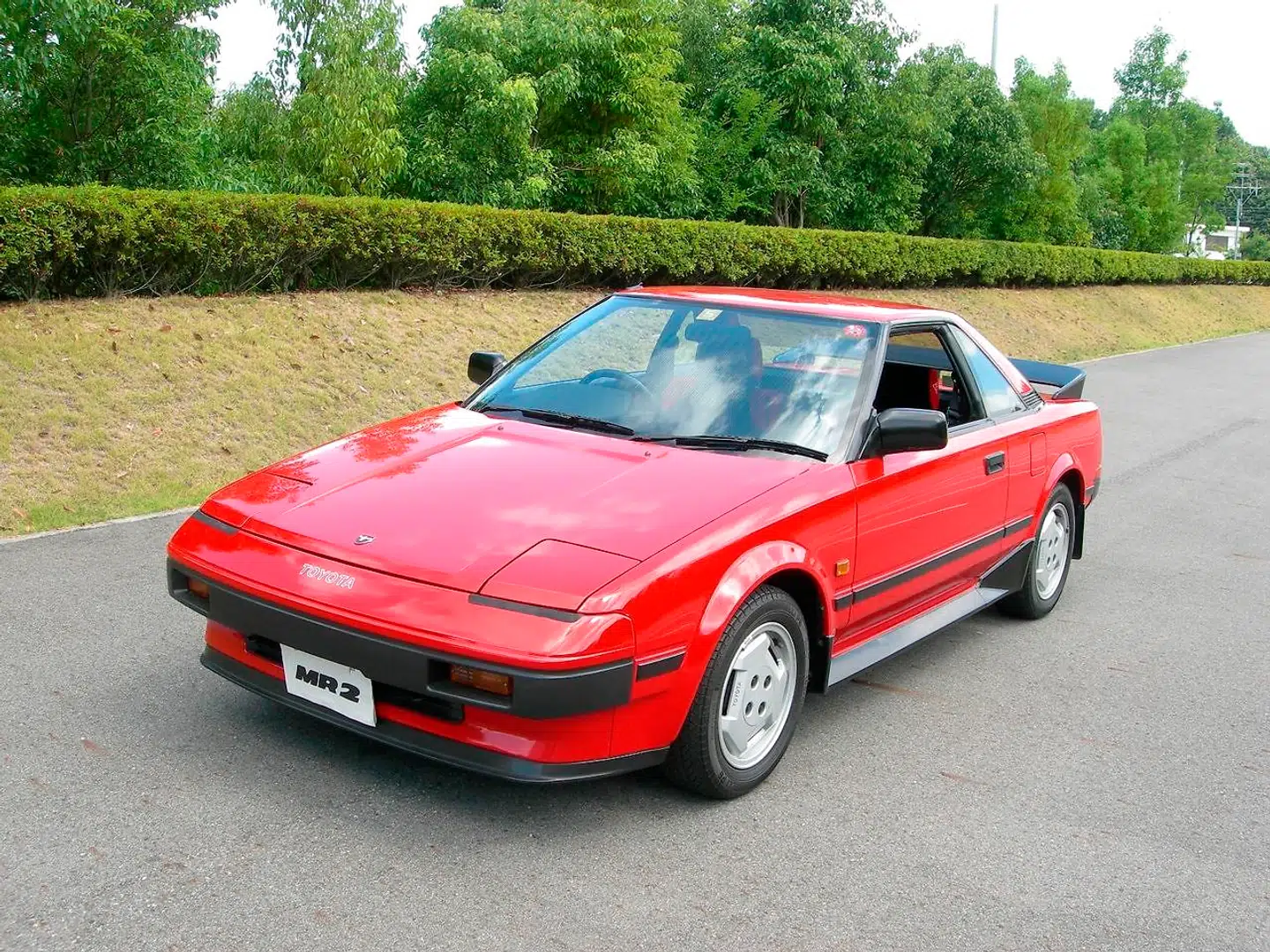 Toyota MR2 er med sin centermotor konstrueret som en superbil, men til en pris, hvor alle kunne være med.