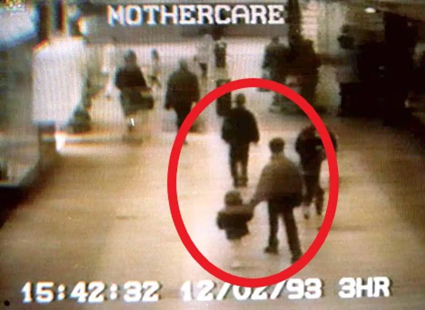Gerningsøjeblikket: Den toårige James Bulger bliver bortført i et shoppingcenter i Liverpool af de to tiårige drenge – Jon Venables, som på overvågningsbilledet holder ham i hånden. Og Robert Thompson, som går nogle få skridt foran dem.