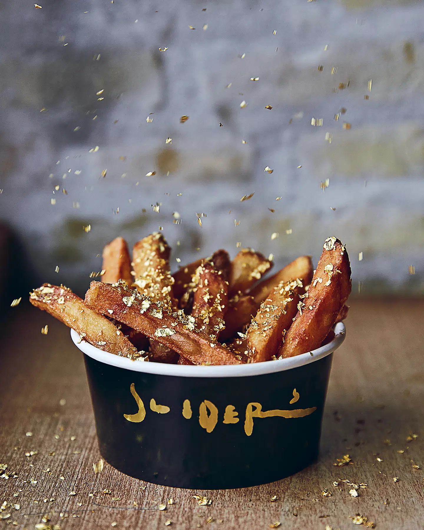 Restaurantkæden Sliders drysser bladguld på pomfritterne.
