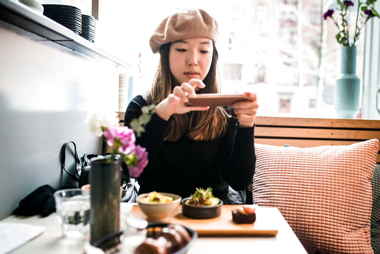 Da Berlingske besøger Mad og Kaffe en travl mandag formiddag, tager flere af gæsterne billeder af maden. Her fotograferer Louise Yoo fra Sydney brunch-anretningen, som bliver delt på Instagram.
