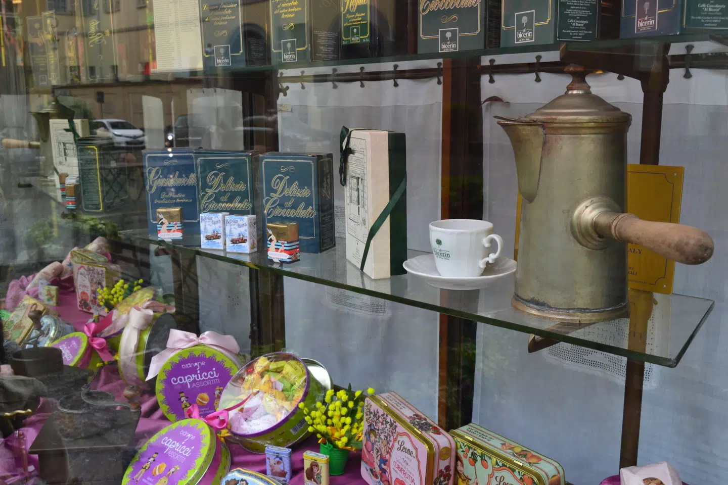 Der er blevet serveret kager, konfekture, kaffe og små kopper flydende chokolade på Caffè al Bicein siden 1763.