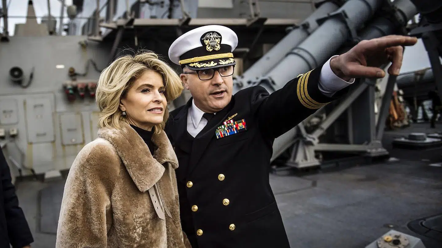 Den amerikanske ambassadør i Danmark, Carla Sands, besøgte fredag krigsskibet USS Porter i København. Her påpegede hun nogle mangler ved det danske forsvar.