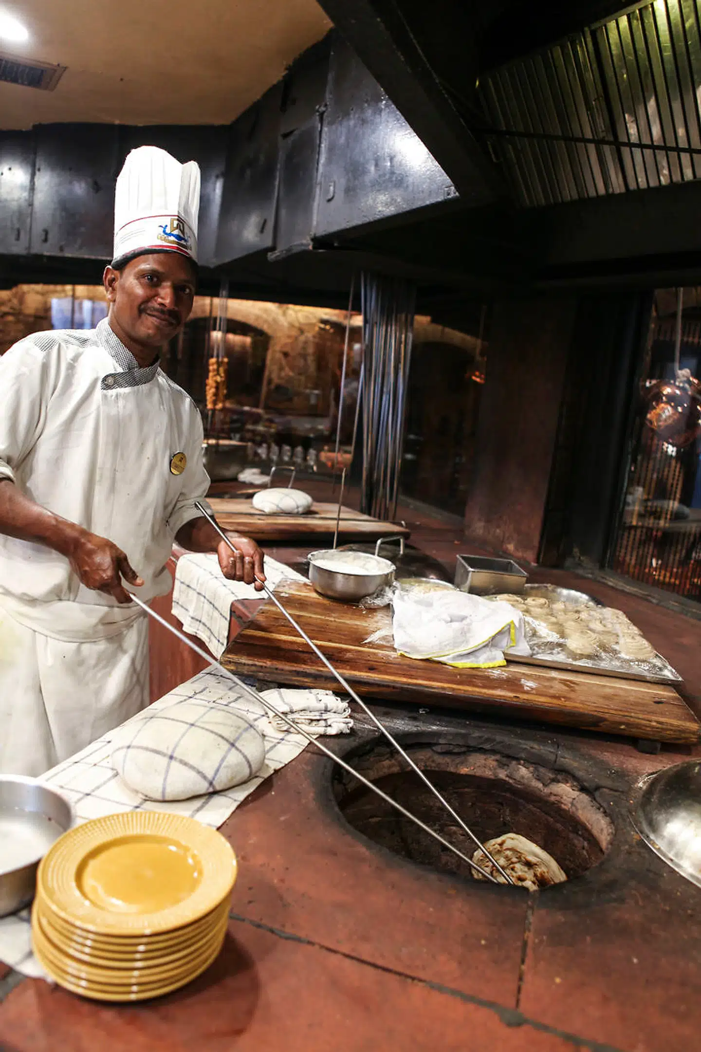 Kokken arbejder med tandooriovnen på restaurant Bukhara i Delhi. Foto: Søren Frank