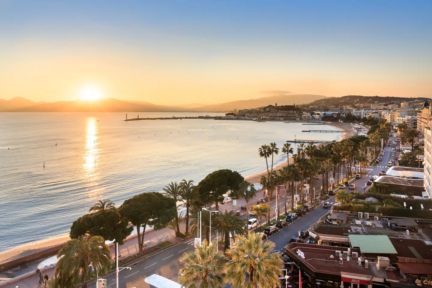 Promenaden La Croisette er Cannes tre kilometer lange livsnerve.