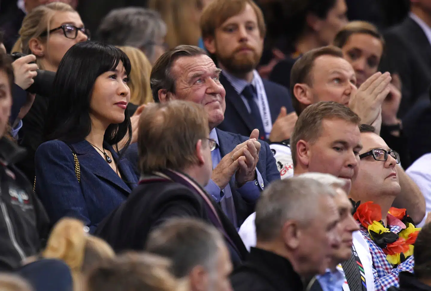 Ekskansler Gerhard Schröder (SPD) blander sig nu igen i tysk politik. I et interview udtaler han blandt andet, at den nye SPD-formand Andrea Nahles har begået flere amatørfejl. Ved det netop overståede VM i håndbold i Danmark og Tyskland så ekskansleren et par kampe sammen med sin femte kone.