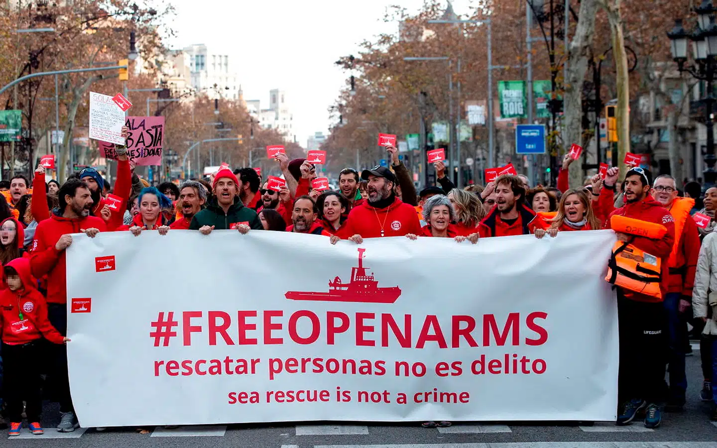 Demonstranter protesterer mod blokaden af NGO-redningsskibet »Open Arms«, som af den spanske regering har fået udsejlingsforbud fra havnen i Barcelona.