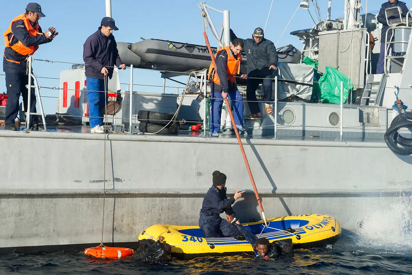 Marokkanske flådefartøjer, der - som her - fisker migranter op af Gibraltarstrædet, har hidtil været et sjældent syn. Men står det til den spanske regering, skal det nordafrikanske land overtage en langt større del af rednings- overvågningsarbejdet.