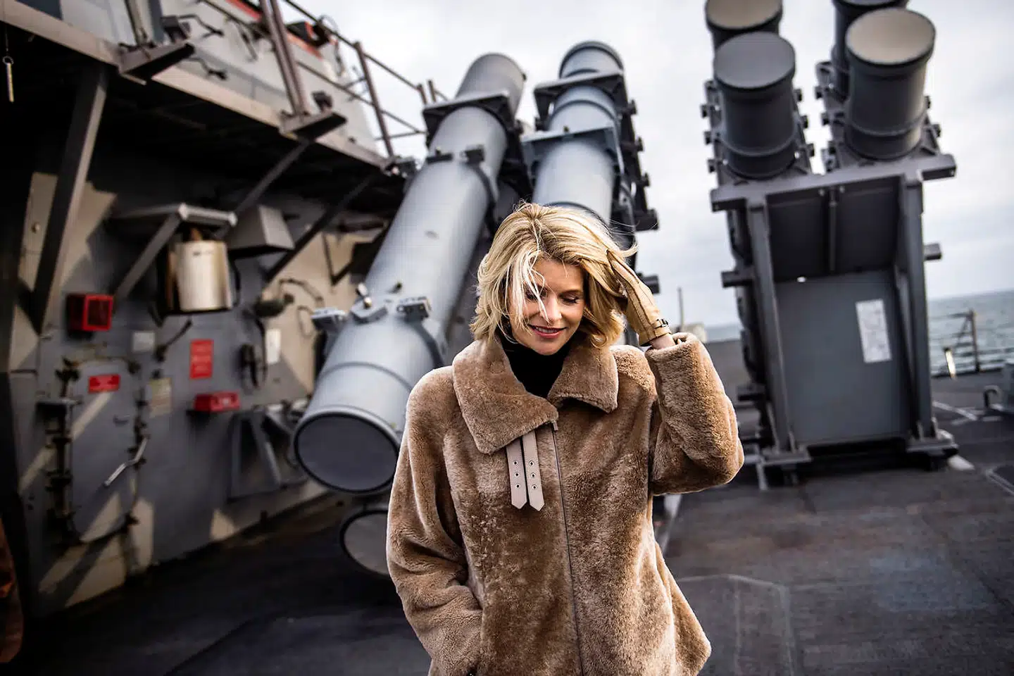 Den amerikanske ambassadør i Danmark, Carla Sands, besøger krigsskibet USS Porter, som ligger ved kaj i Nordhavnen i København.