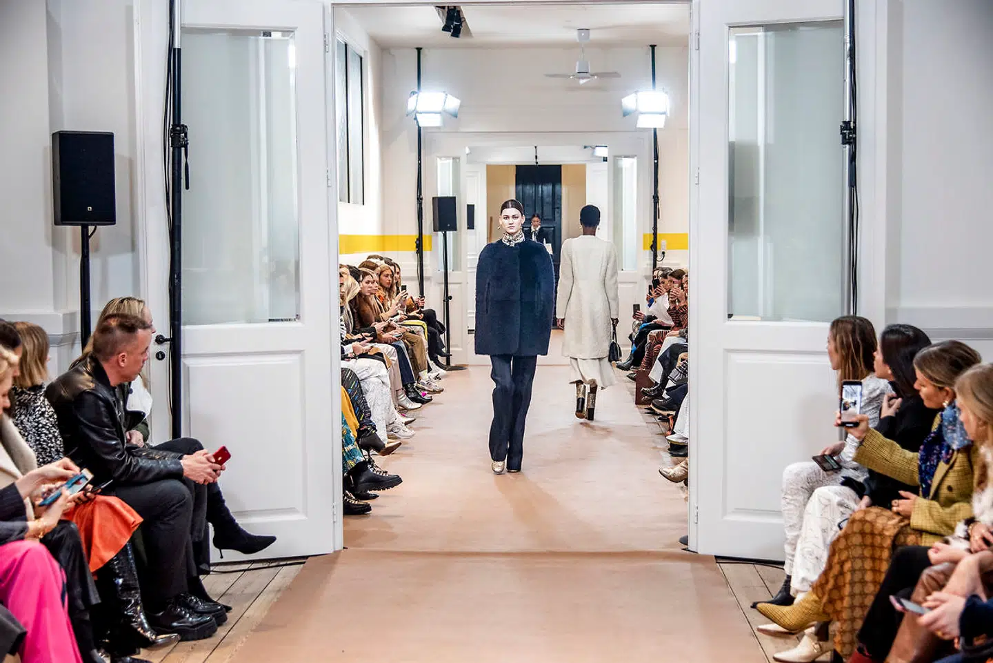 Vil du investere i få gode, men glamourøse fornyelser, så er det By Malene Birger, du skal besøge. Her finder du den kokette bustier, der med en hvid skjorte under kan bruges på såvel arbejdet som på landstedet.