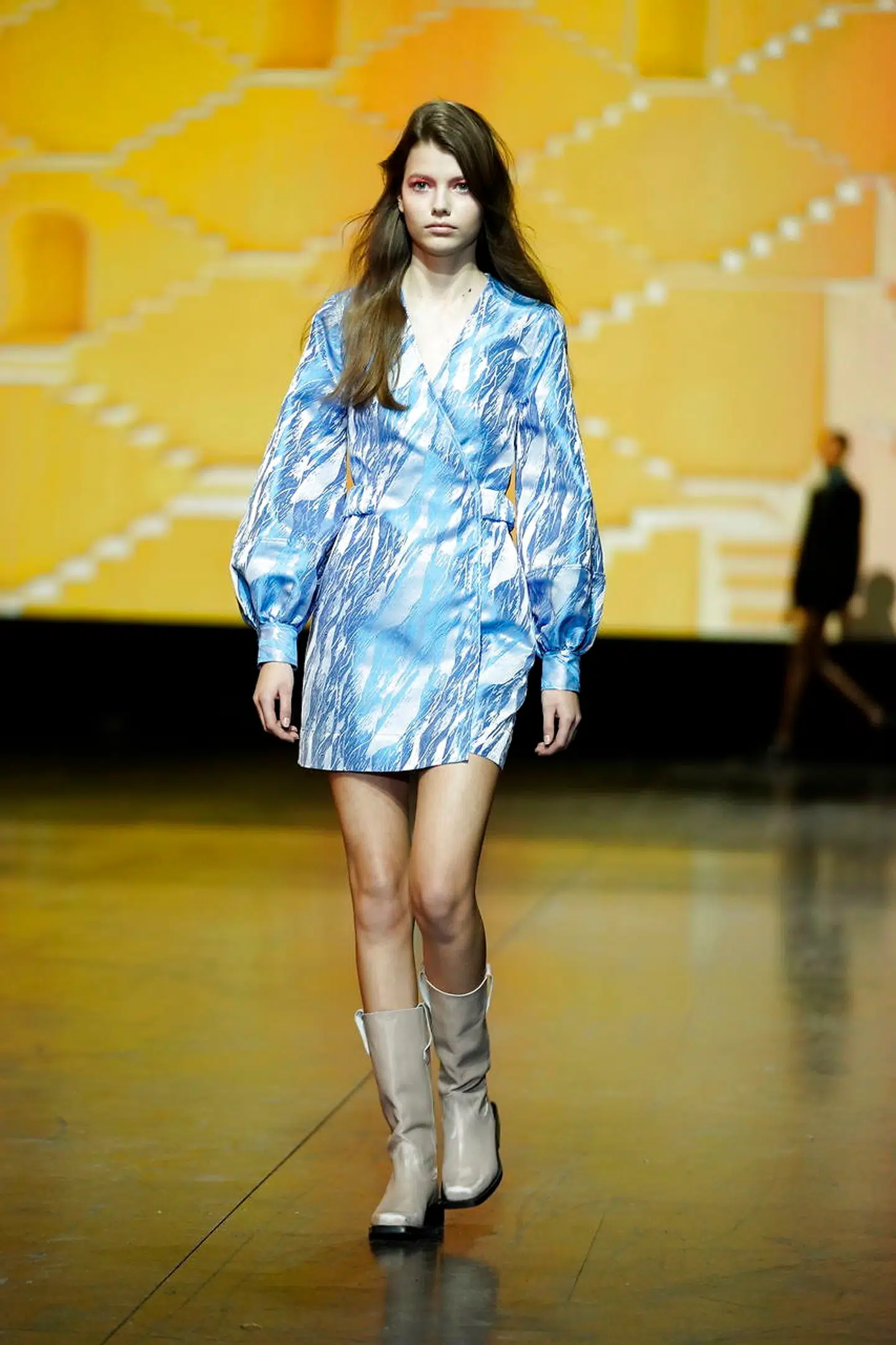 Ganni flirtede friskt med lårkorte patchworknederdele i blød læder, cocktailkjoler med rynkeliv og firser-vibe, hønsestrik med hippiesymbolik og en tosset, yndig silkekjole – spæd hvid med lyserøde blomster.