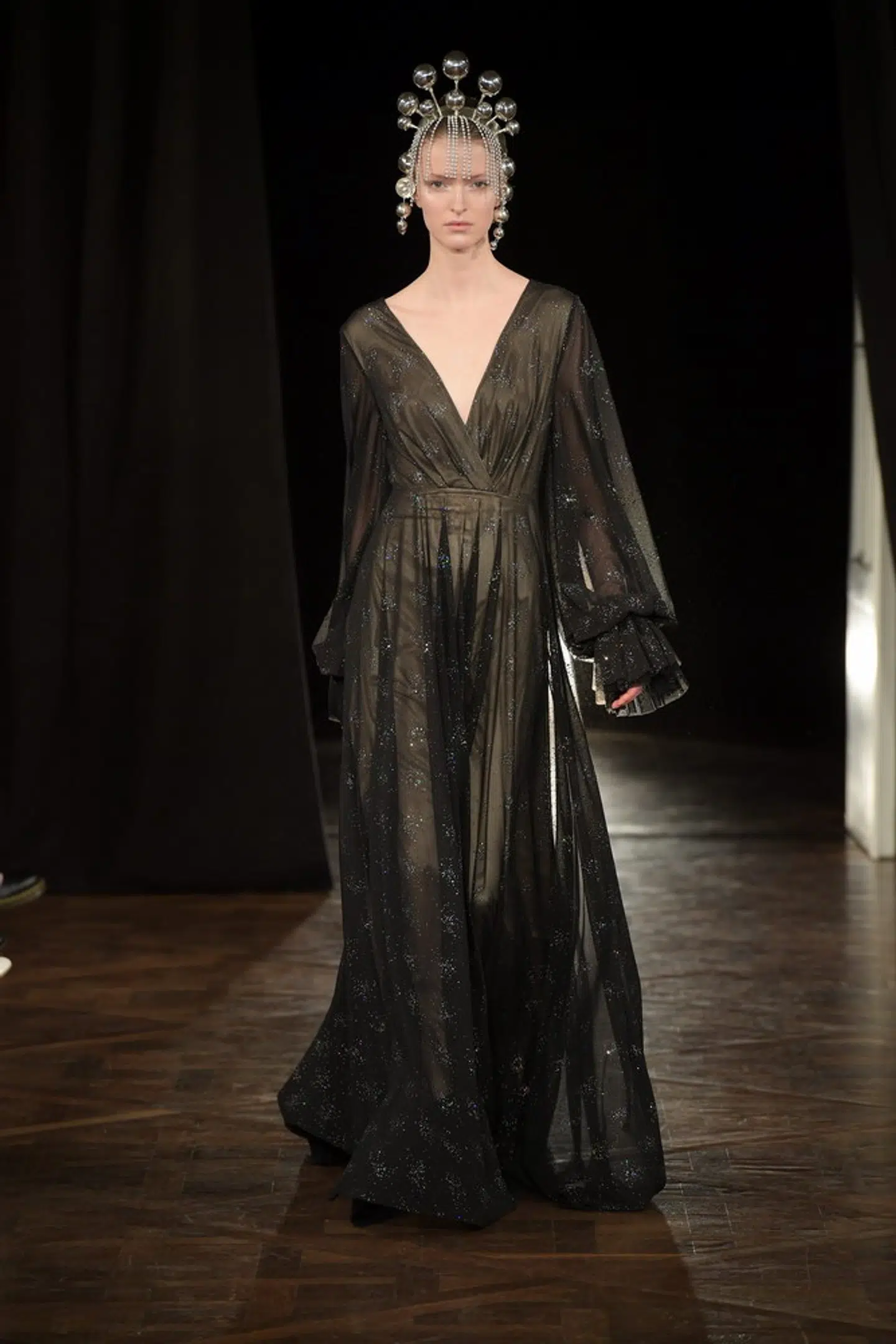 Morten Ussing viste balkjoler i midnatsblå silke med lyserøde dansestøvler, peplumskøder og pufærmer.