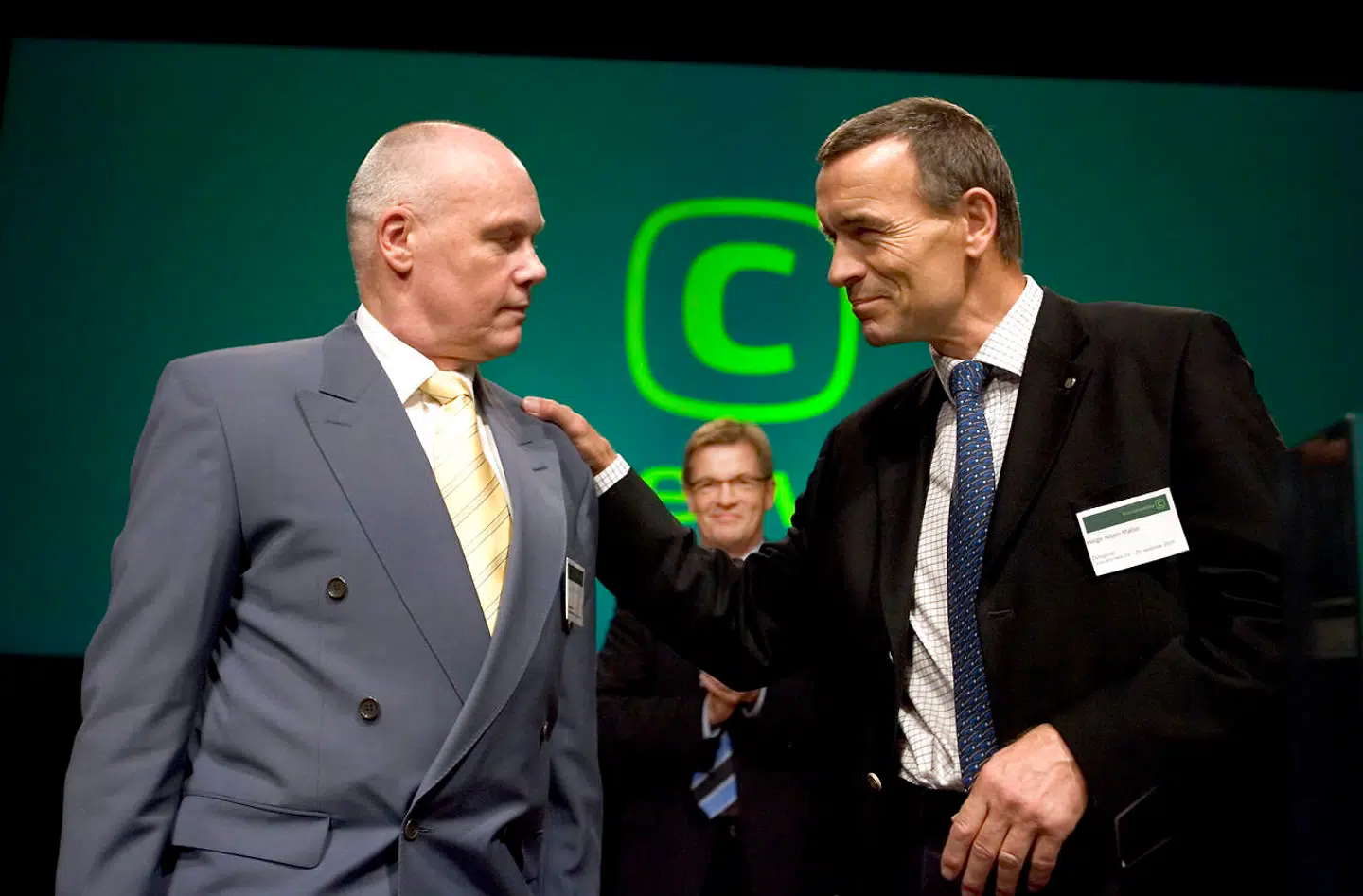 Det Konservative Landsråd i Aalborg Kongres og Kulturcenter. Her uddeles Samfundsprisen der gik til den tidligere spion Jens Ellekær, der sad i polsk fængsel. Her lykønskes prismodtageren af Helge Adam Møller.