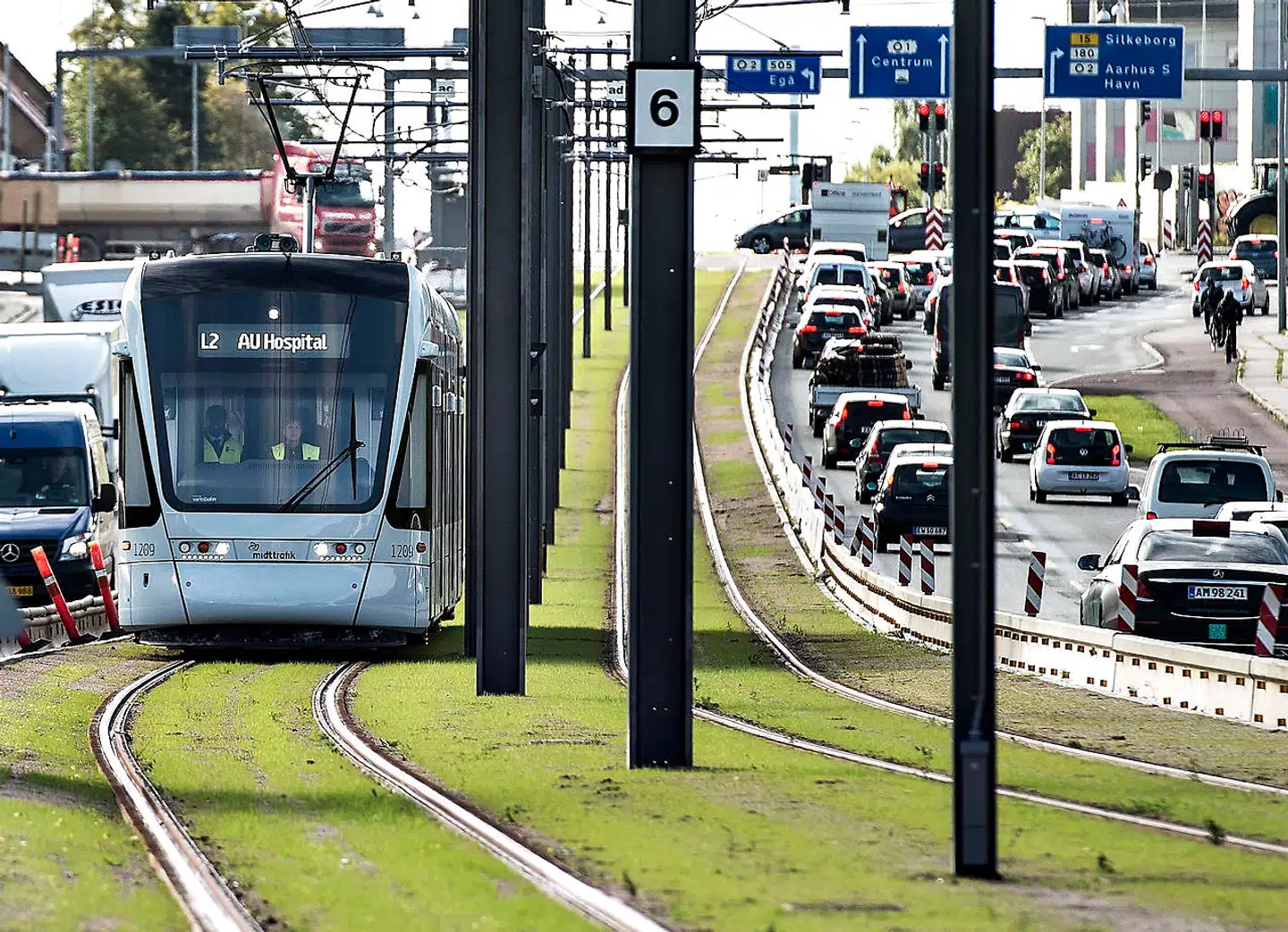 »Letbanen er ganske enkelt et godt alternativ til bilen, og mange vælger den,« skriver Jeppe Vejlby Brogård, arkitekt, medlem af omegnskommunernes projektgruppe om letbane i Ring 3. Her ses letbanetoget i Aarhus.