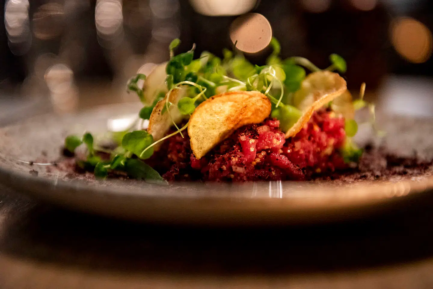 Gedigen tatar med kartoffelchips og brøndkarse.