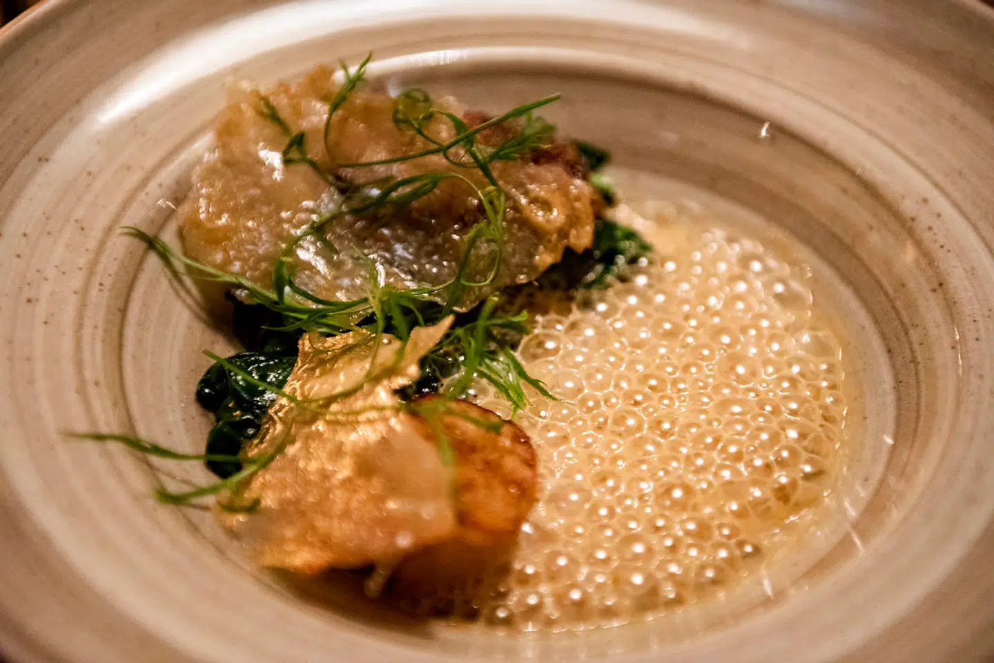 Kammusling med sprødt kyllingeskind.