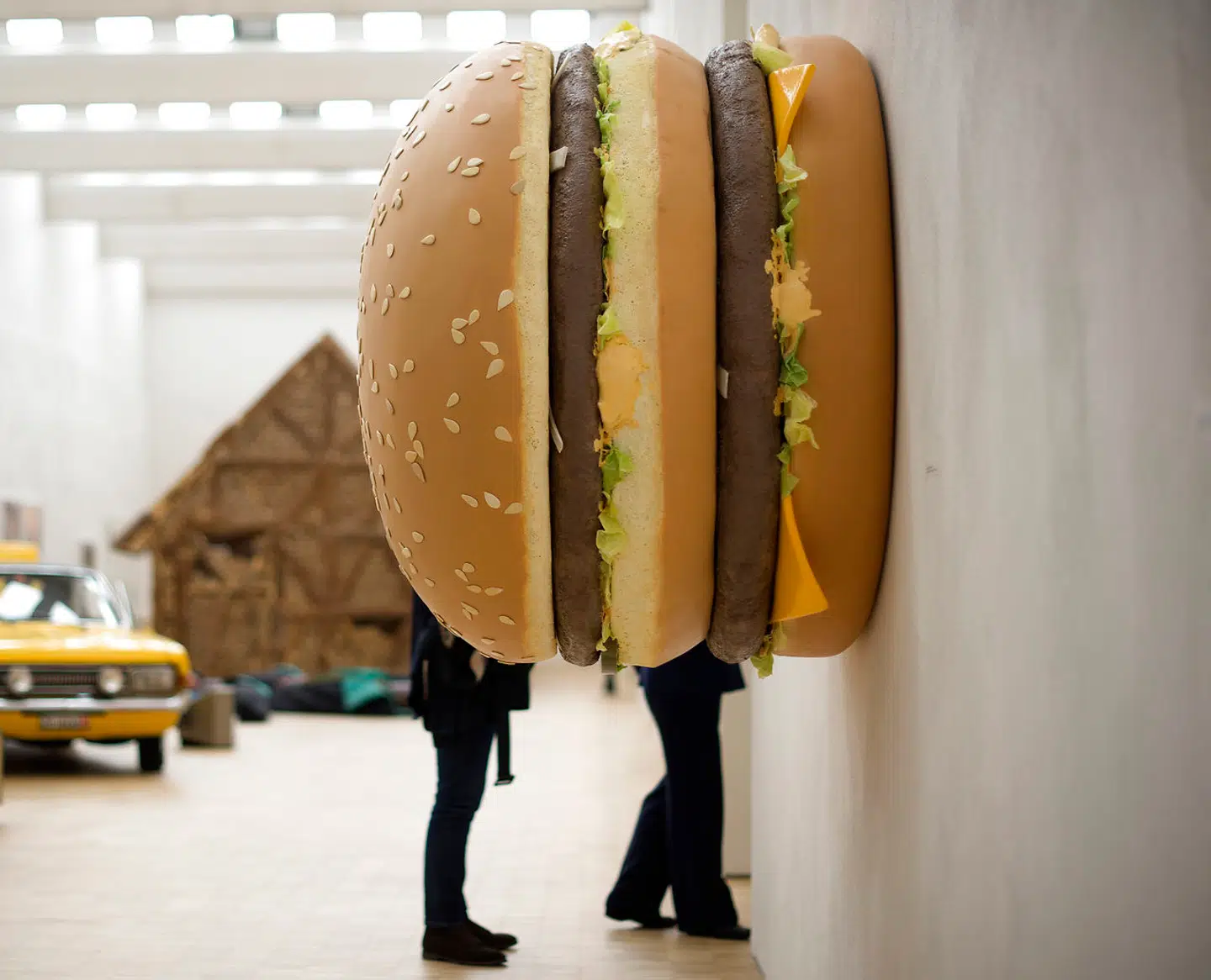 Arkivfoto: McDonald's' Big Mac er et ikon. Her ses skulpturen »Big Big Mac« af Tom Friedman fra en udstilling på Arts and Foods at the Triennale of Milan. 9. april 2015.