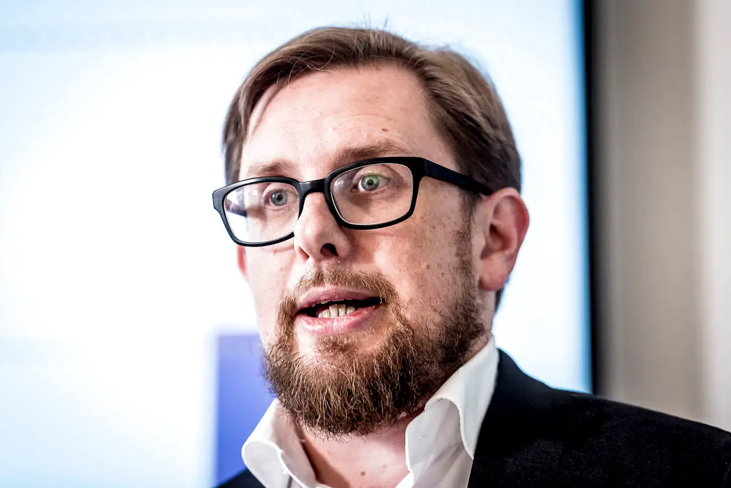 »Det, der kommer aktionærerne til gavn, vil også gavne medarbejderne,« fastslår økonomi- og indenrigsminister Simon Emil Ammitzbøll-Bille (LA). Han barsler nu med et forslag, der skal sænke selskabsskatten fra de nuværende 22 til 20 procent. Det vil ifølge beregninger fra økonomiministeriet både tiltrække og fastholde investeringer i Danmark samt betyde knap 2.000 kroner mere i løn om året for en almindelig lønmodtagerfamilie med to børn i ejerbolig.