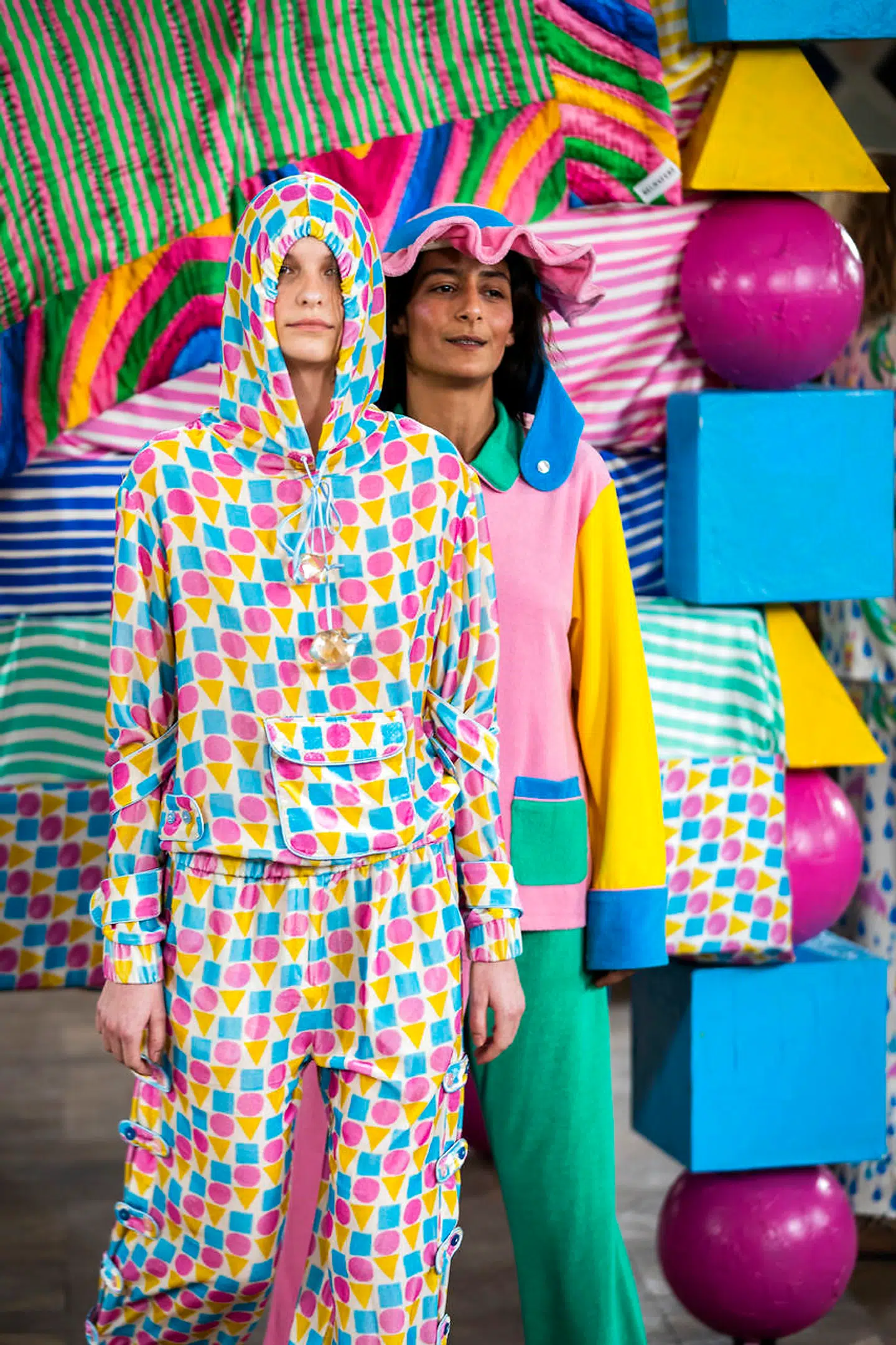 Hvis Yvonne fra Olsen Banden havde fået en teenagedatter i stedet for Børge, ville denne helt sikkert falde i svime over Helmstedts designs.