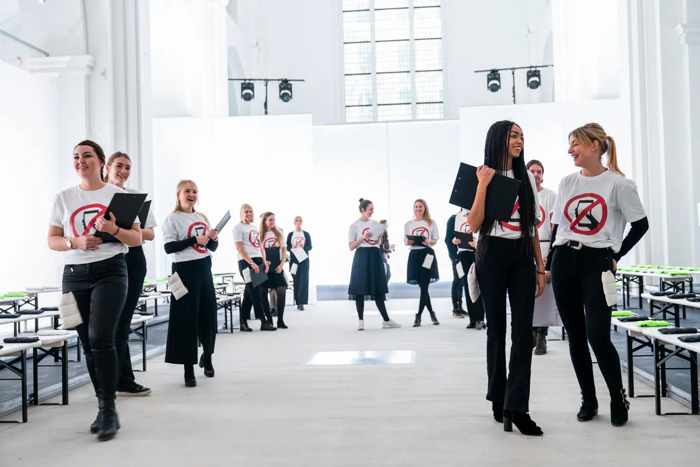 Før Holzweilers show blev alle deltagere bedt om at lægge telefonen til at sove i minisoveposer.