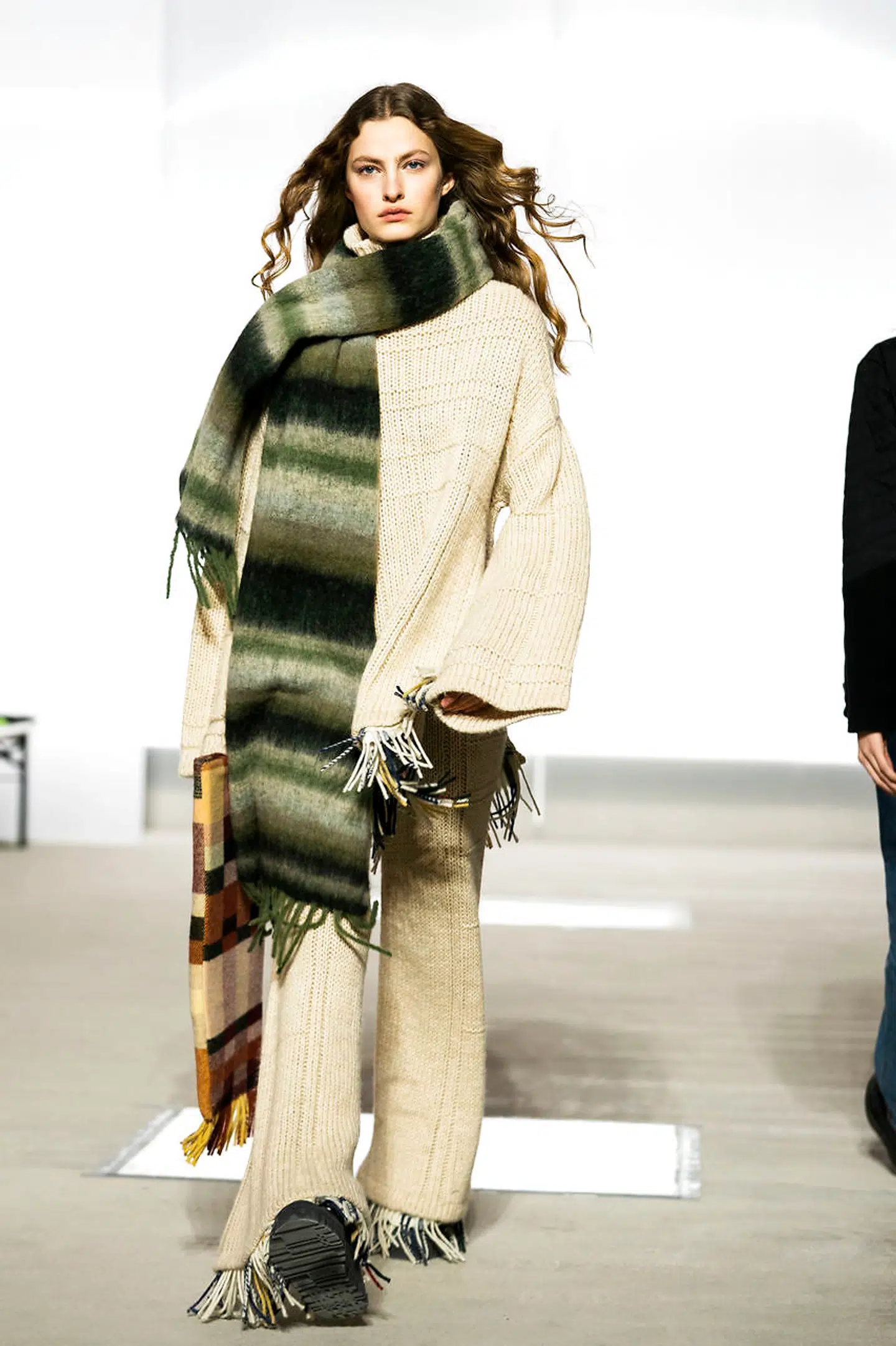 Norske Holzweiler viste alt det tøj vi mangler, hvis vi slukker skærmen og mærker livet.