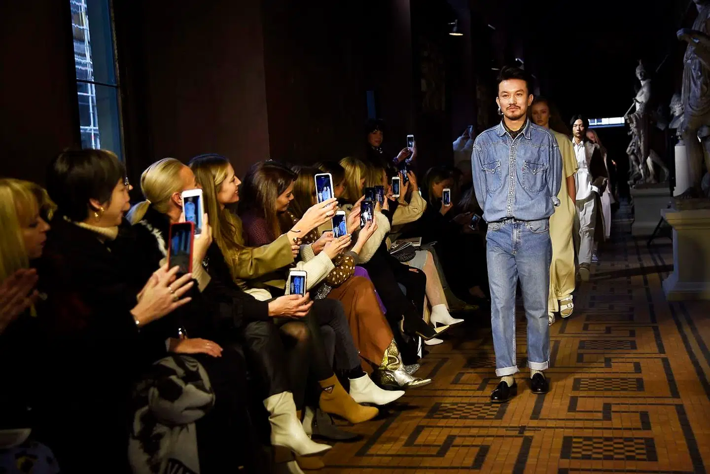 Dansk modes duksedreng hedder Mark Tan. Han minder os om at talent forpligter.