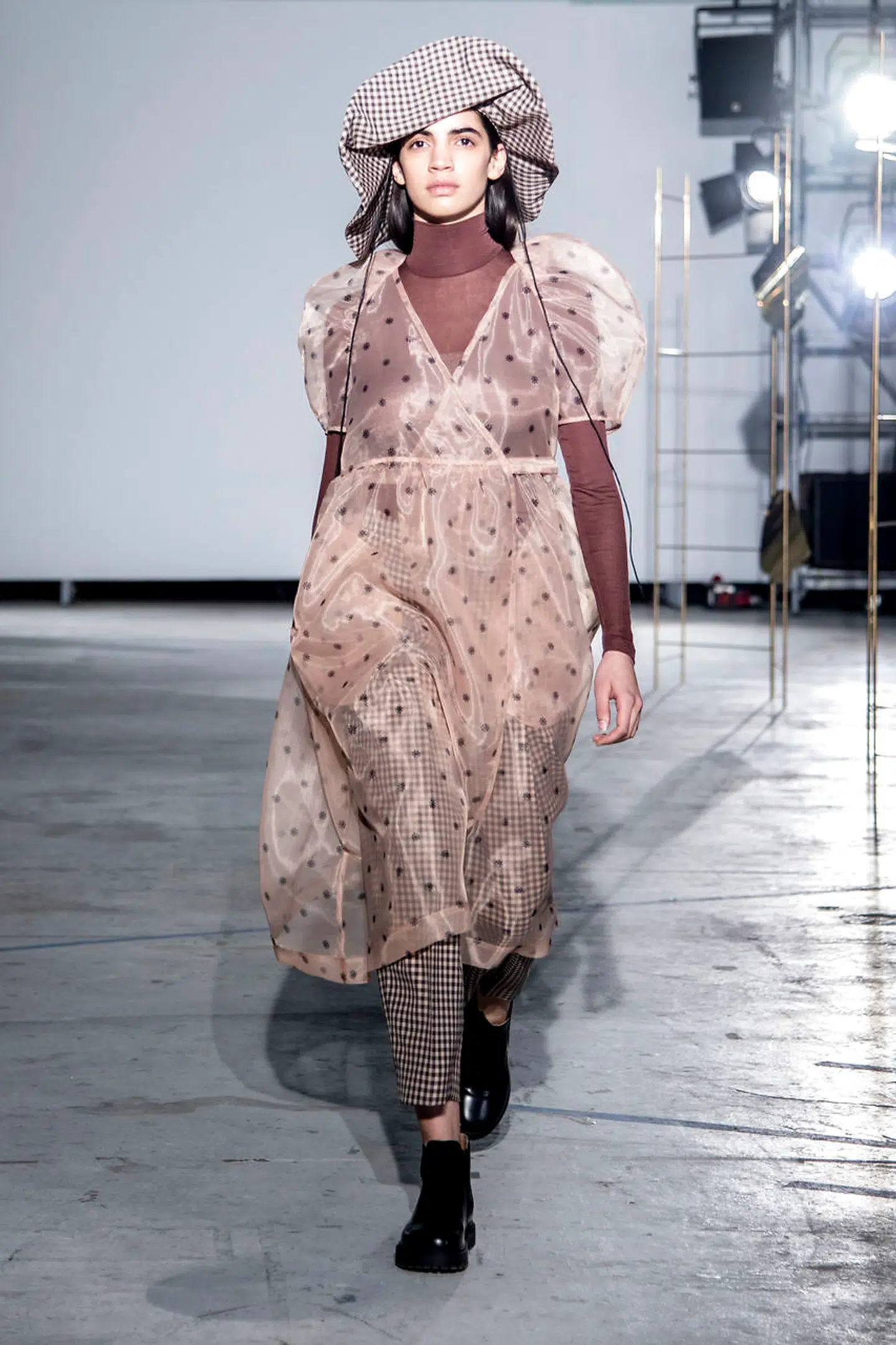 Der er blevet lånt lidt fra mormor og lidt fra niencen, der er blevet sat sammen, så der kan bages kage eller drikkes et glas vin. Copenhagen Fashion Week AW19.