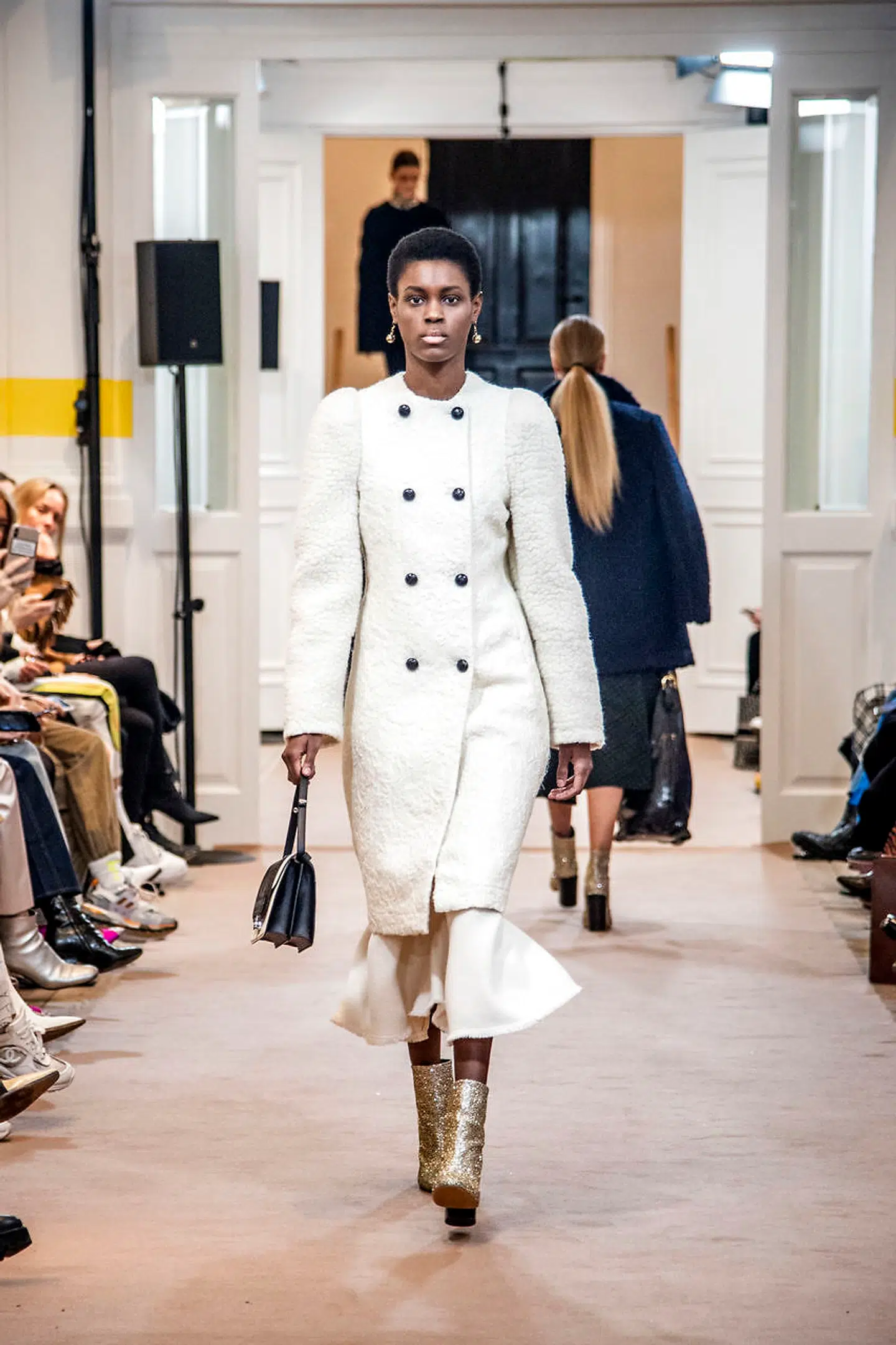 Hvid som sne og herligt upraktisk - æstetik får lov til at trumfe snusfornuften, når chefdesigner Mathilde Torp Mader bestemmer.