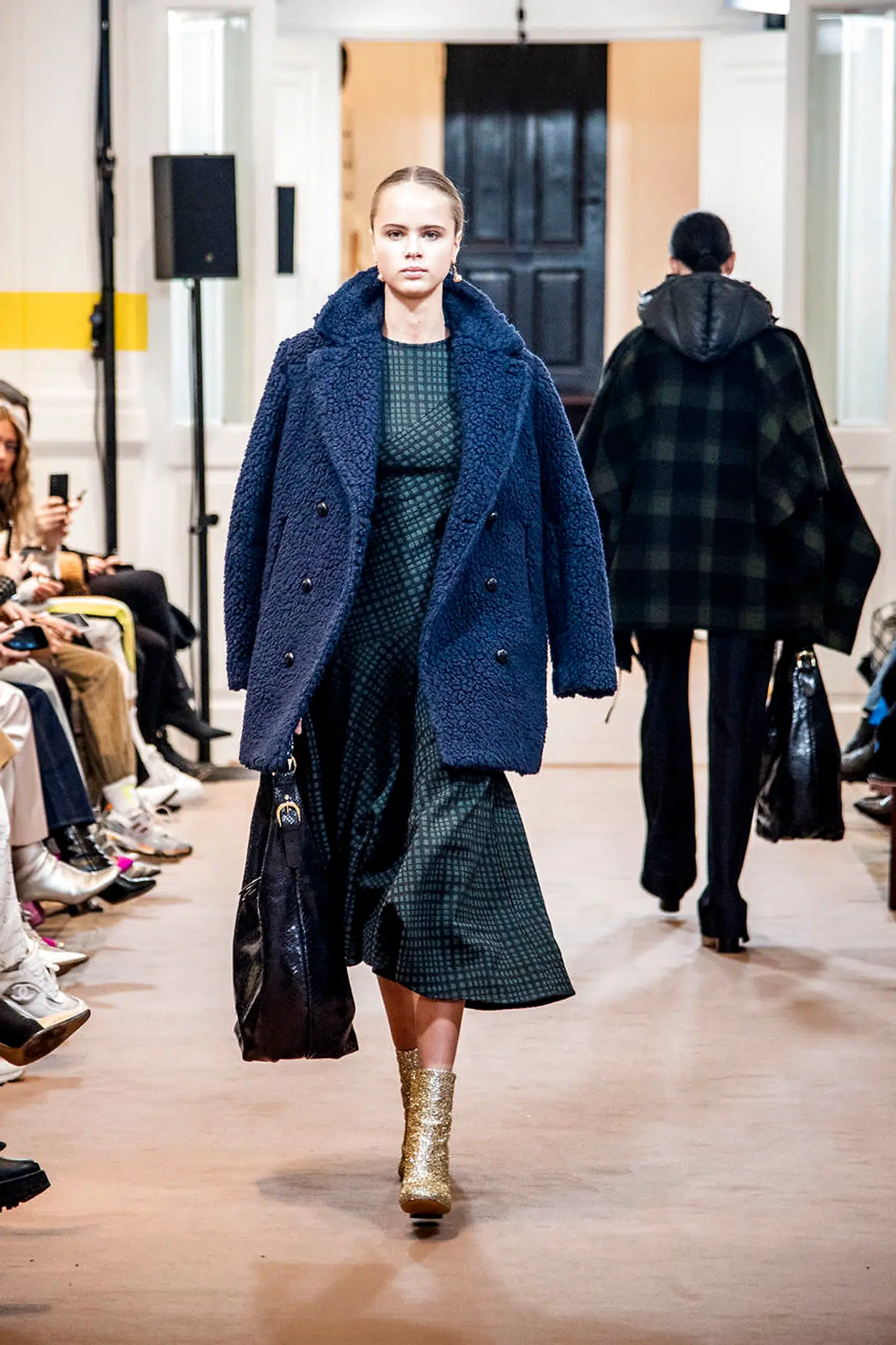 Dobbeltradet sømandsfrakke i marineblå plys kombinerer britisk stilsans med danskernes krav til praktisk påklædning.