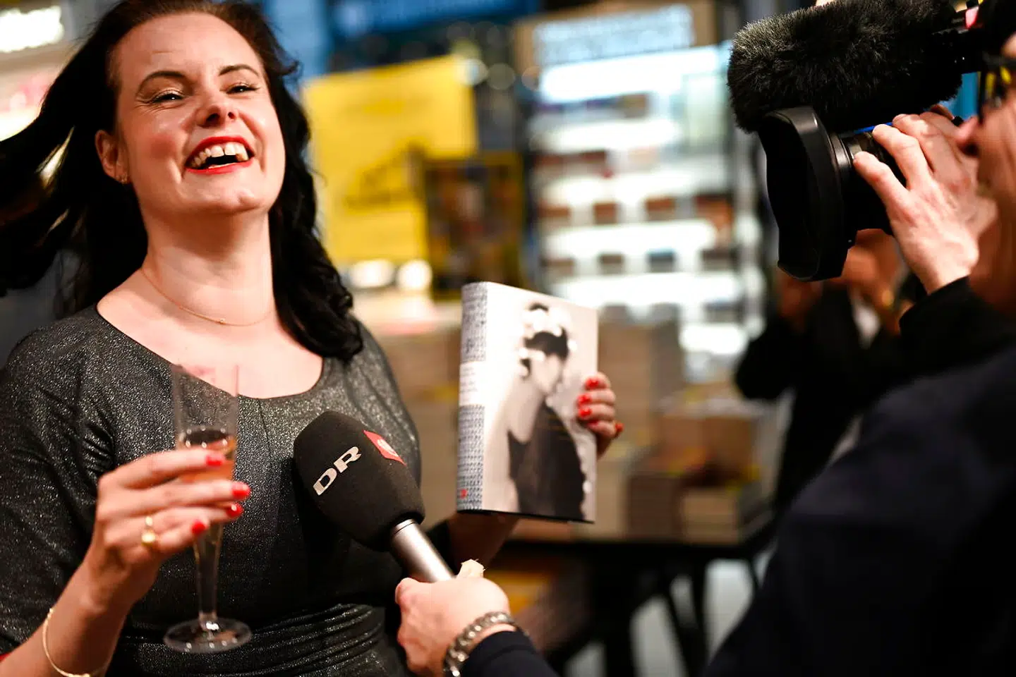 »Jeg har skrevet den mest forfærdelige sætning af dem alle: Min mor elskede mig ikke,« sagde Leonora Christina Skov til Berlingske i foråret. Nu har hun modtaget De Gyldne Laurbær for sin selvbiografiske roman »Den der lever stille«.