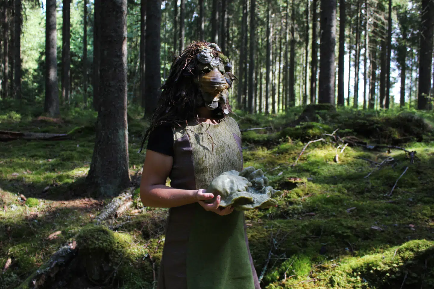 Anna Bak lavede en række masker, mens hun boede i den svenske skov. Masker, der næsten blev til selvstændige karakterer.