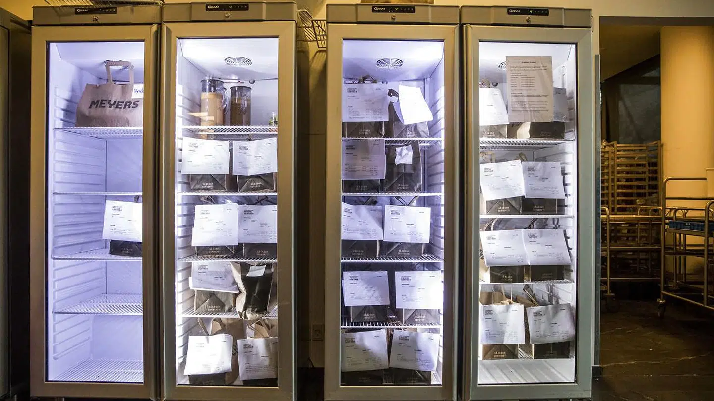 I køkkenet ved Deloitte står køleskabe klar med takeaway-mad, som de ansatte kan tage med hjem i farten.