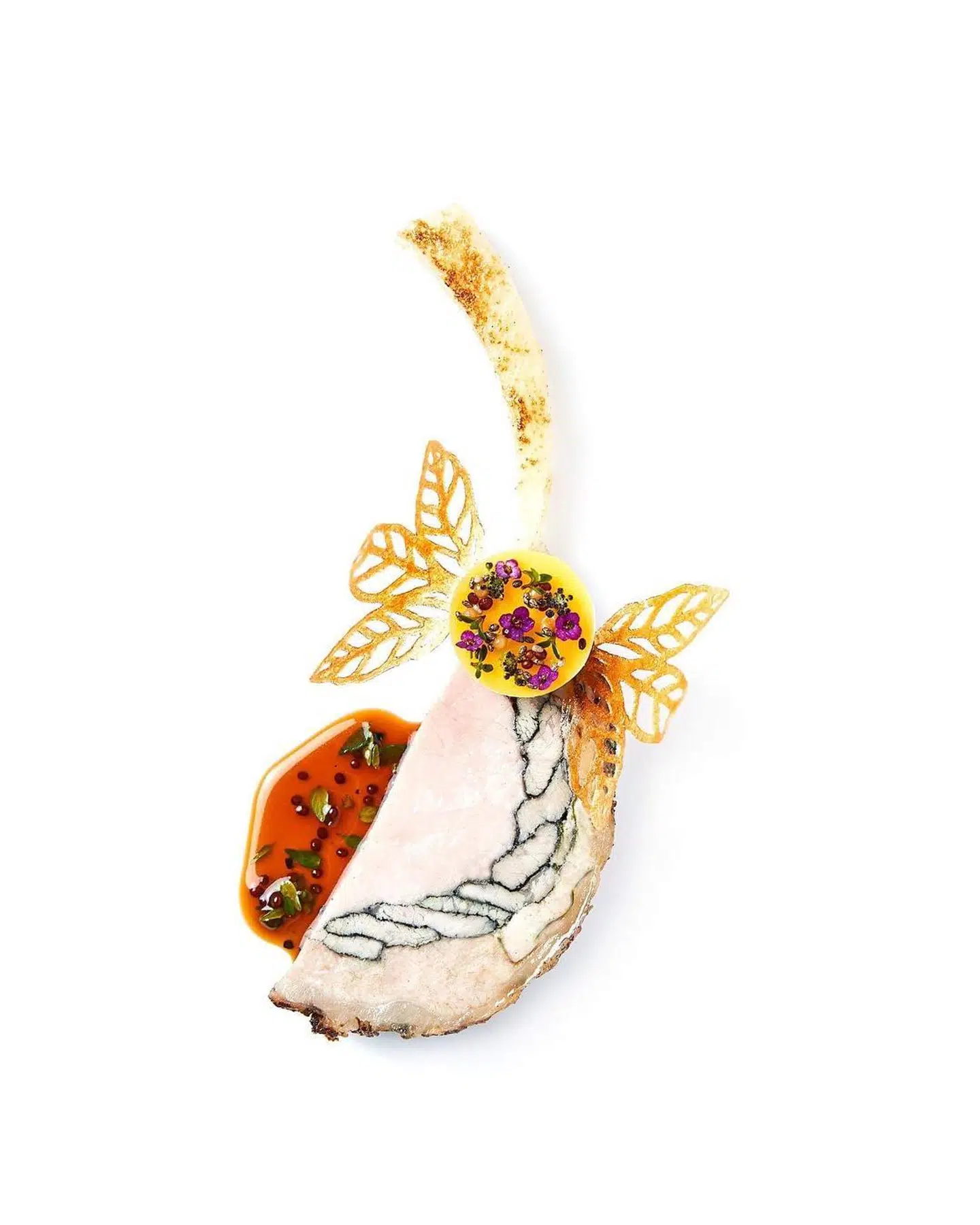 Sødmælkskalvekam farseret med brisler og det saltede slag. »Benet« er af selleri. Foto: Bocuse d'Or Danmark