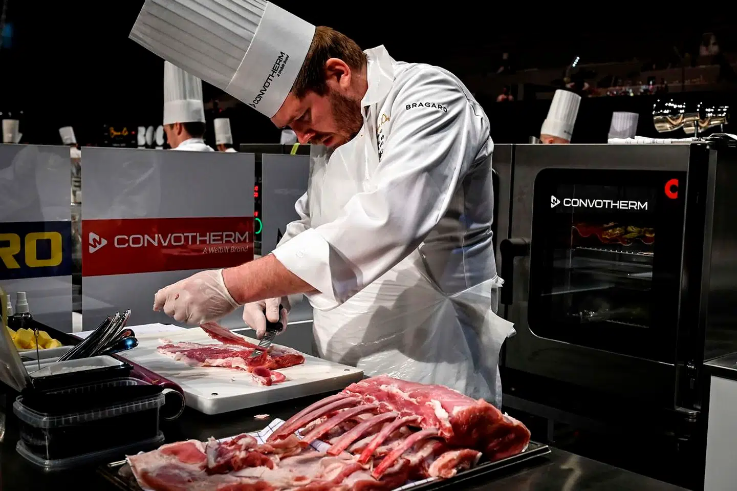 Kenneth Hansen og kalvekammen. (Photo by JEAN-PHILIPPE KSIAZEK / AFP)