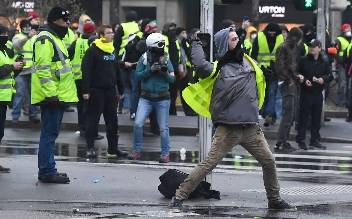 De gule veste, Gilets Jaune, har de seneste måneder samlet store demonstrationer i mange franske byer. De protesterer mod forringelser i de dårligst stillede franskmænds liv, og den franske præsident Emmanuel Macron har måttet opgive at gennemføre bl.a. et forslag om forhøjede brændstofpriser. Billedet er fra Quimper i det vestlige Frankrig.