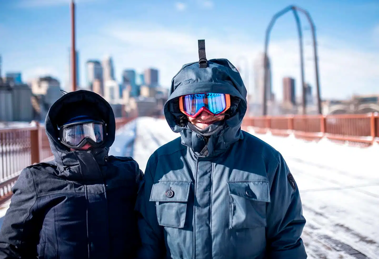 To fodgængere har vovet sig ud på Stone Arch Bridge i Minneapolis.
