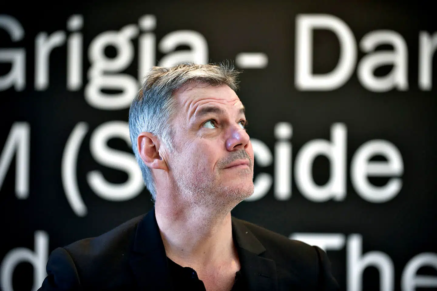 Det er et kvart århundrede siden, Christian Lemmerz satte Danmark på den anden ende ved at udstille døde svin i montrer på kunstmuseet i Esbjerg. I dag er grisene forlængst blevet til støv og indgået i naturens store kredsløb. Men Lemmerz er fortsat sin udforskning af både marmorstatuen, skulpturer i blandede materialer og værker i virtuel reality.