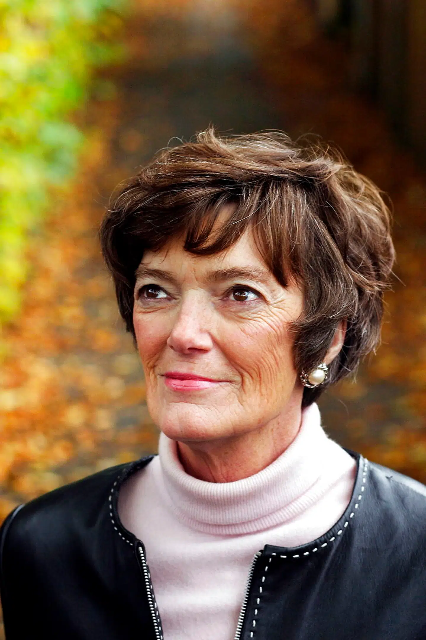 Den folkekære forfatter, der blandt står bag »Klinkevals«-trilogien, »Vesten for månen« og »Udlængsel« er søster til den fire år yngre forretningsmand Asger Aamund.