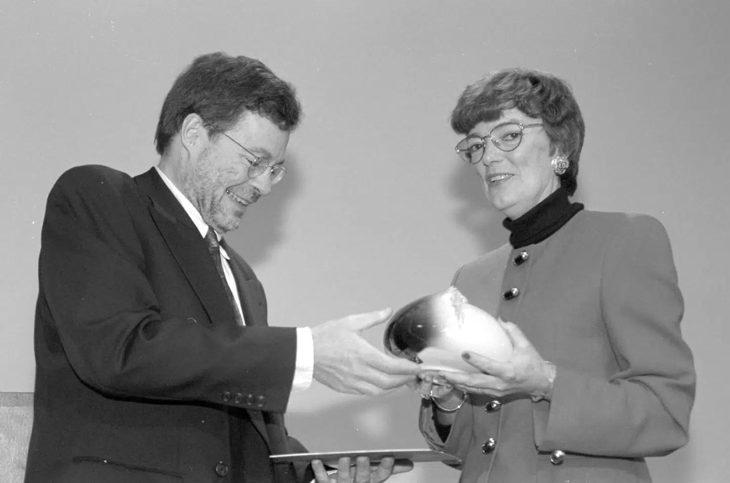 Aamund modtog også Berlingske Fonds pris i 1996. Tidligere chedredaktør Peter Wivel overrakte hende prisen.