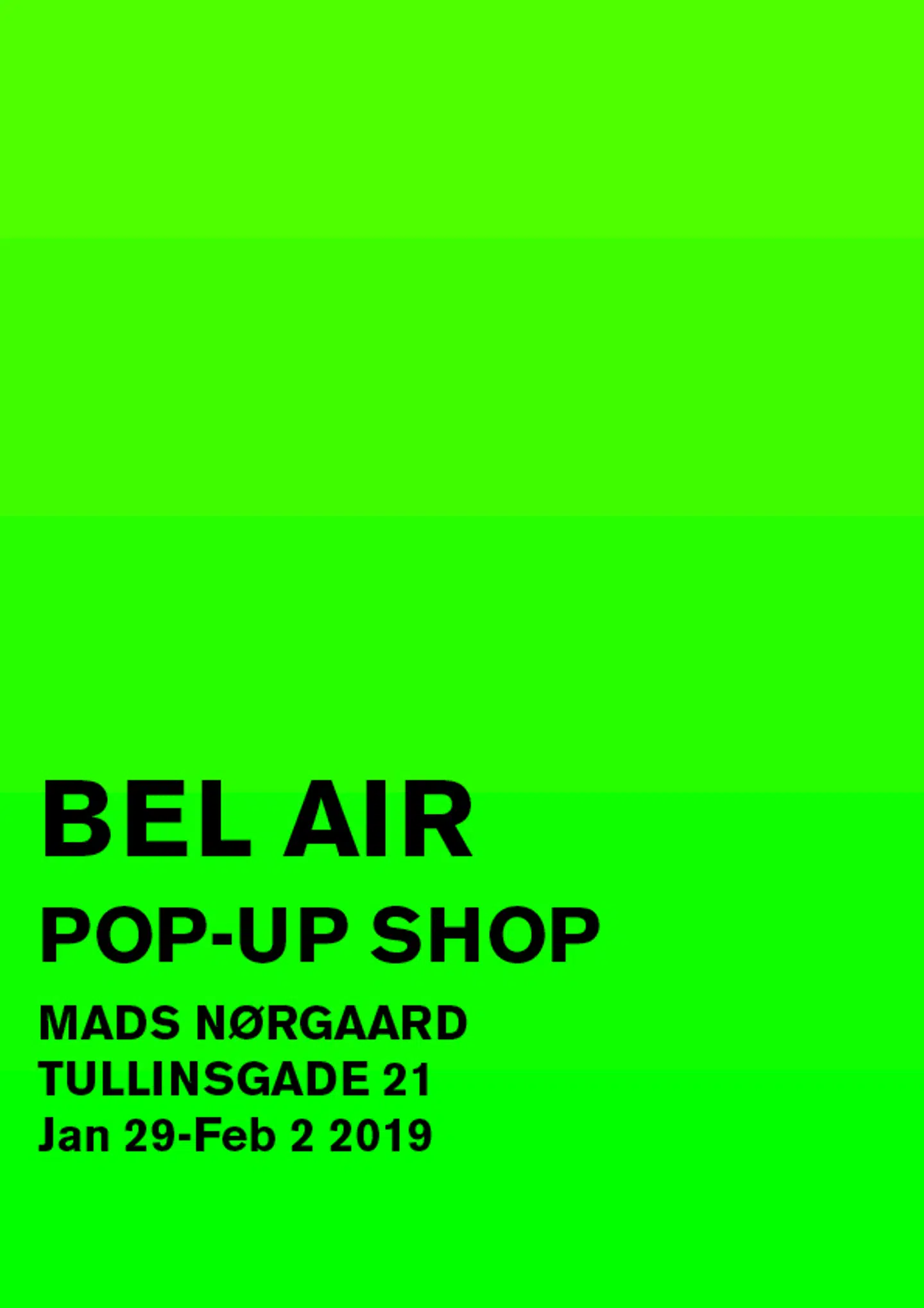 Mads Nørgaard åbner op for deres limited edition bel air taske i Tullinsgade butikken.