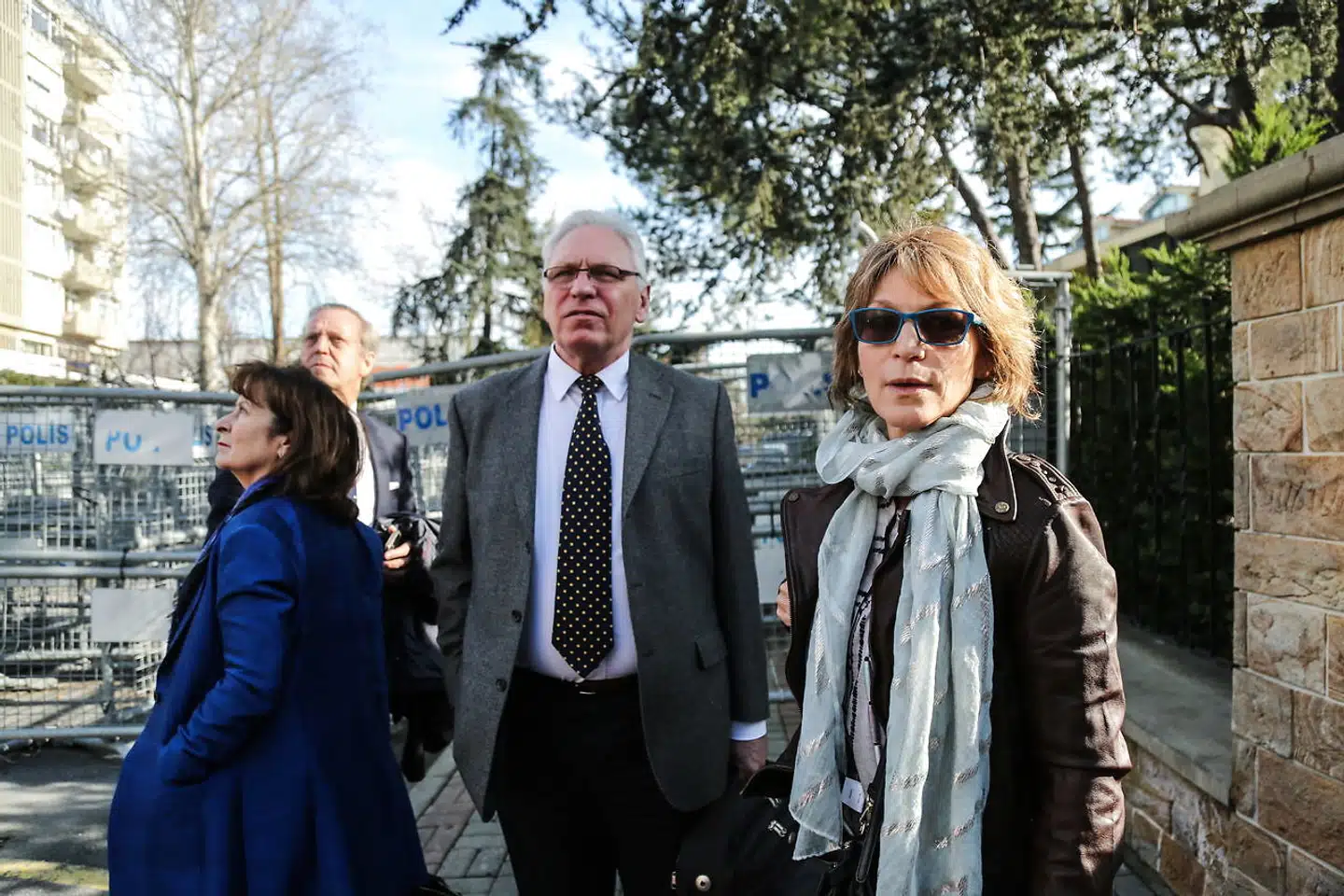 Agnes Callamard, som er i Istanbul for at undersøge sagen om mordet på den regimekritiske saudiske journalist Jamal Khashoggi, står her uden for det saudiske konsulat i Istanbul, hvor journalisten blev dræbt. Hun forsøgte at få adgang til konsulatet tirsdag, men blev afvist.