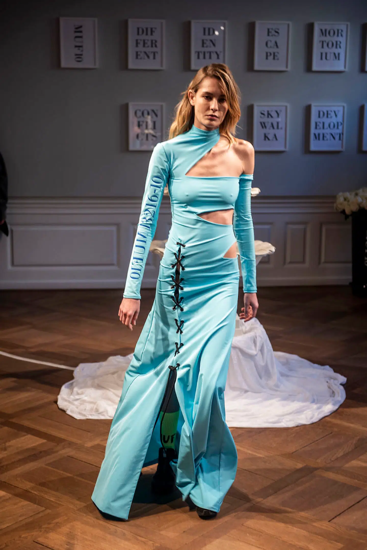 Topmodel Nadja Bender i MUF10s version af en balkjole.