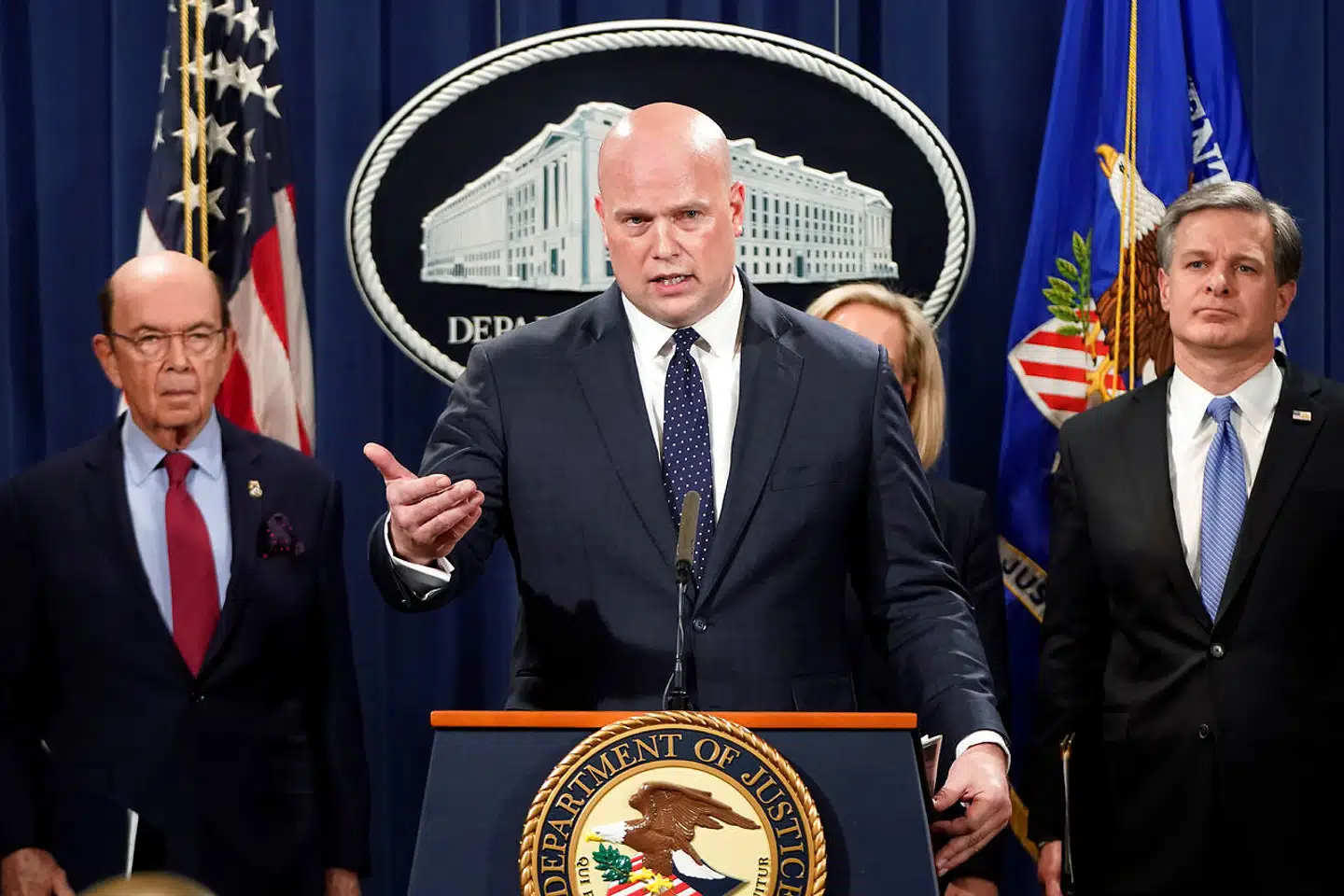 USAs fungerende justitsminister, Matthew Whitaker, (forrest) fremlægger de alvorlige anklager mod Huawei sammen med handelsminister Wilbur Ross (til venstre) og FBI-direktør Christopher Wray (til højre) og minister for national sikkerhed Kirstjen Nielsen (bag Whitaker).