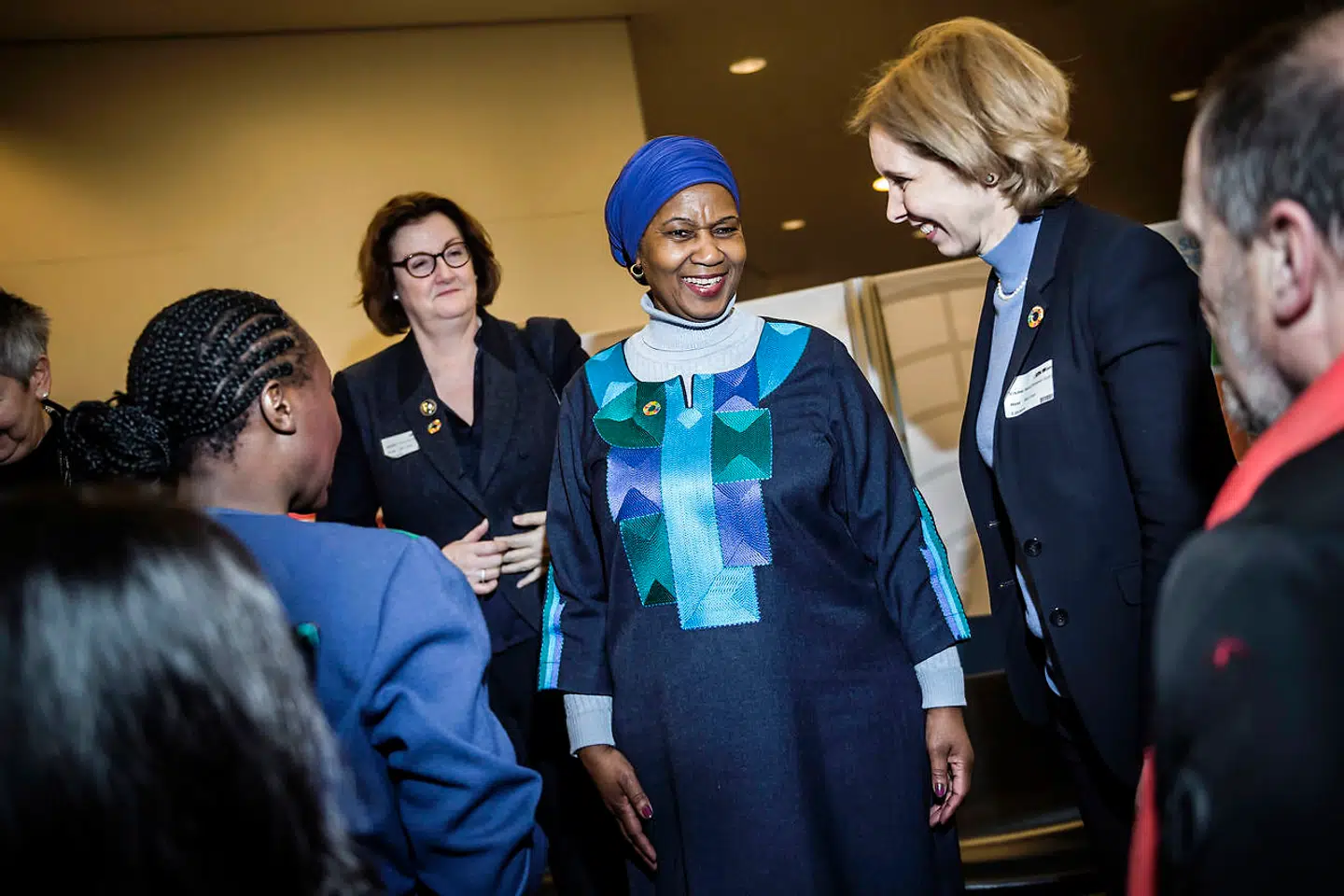 Phumzile Mlambo-Ngcuka, topchefen for UN Women (midterst i blåt), var fredag i København for at sætte fokus på kvinder og ligestiling. Hun konstaterede, at der er en underrepræsentation af kvinder i næsten alle beslutningstagende enheder. »Men det er ikke rocket science at inkludere kvinder i beslutningstagning. Et voksende antal kvinder har forudsætningen for deltage. Flere kvinder kommer ud af universiteterne, men de bliver ikke udnævnt til de vigtige stillinger.« sagde hun.
