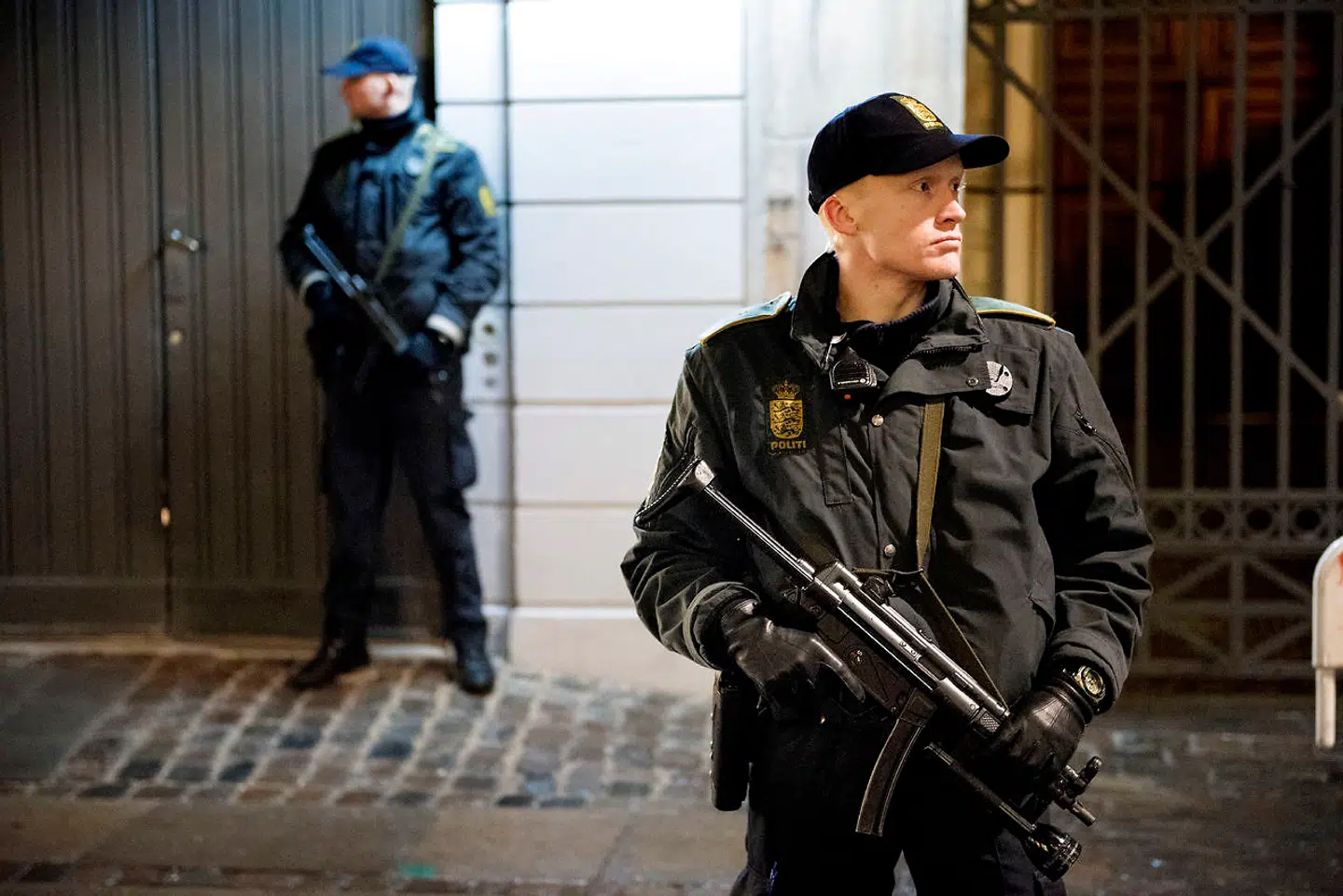 Terrorangrebet i 2015 kastede dansk politi ud i en af de sværeste perioder i nyere historie. Antallet af overarbejdstimer eksploderede – og betjentene måtte brænde deres lys i begge ender for at løse en række nye ekstraopgaver. Herunder døgnbevogtning af truede mål i Danmark.